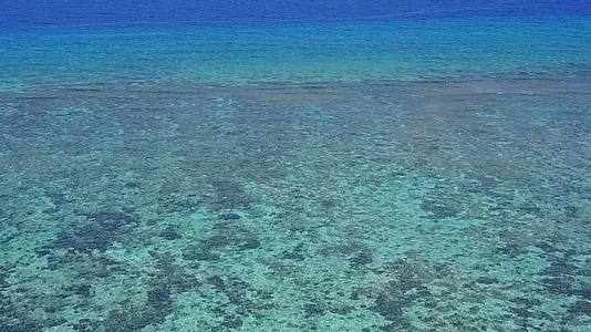蓝色环礁湖美丽的海滩和珊瑚礁附近有干净的沙土背景视频的预览图