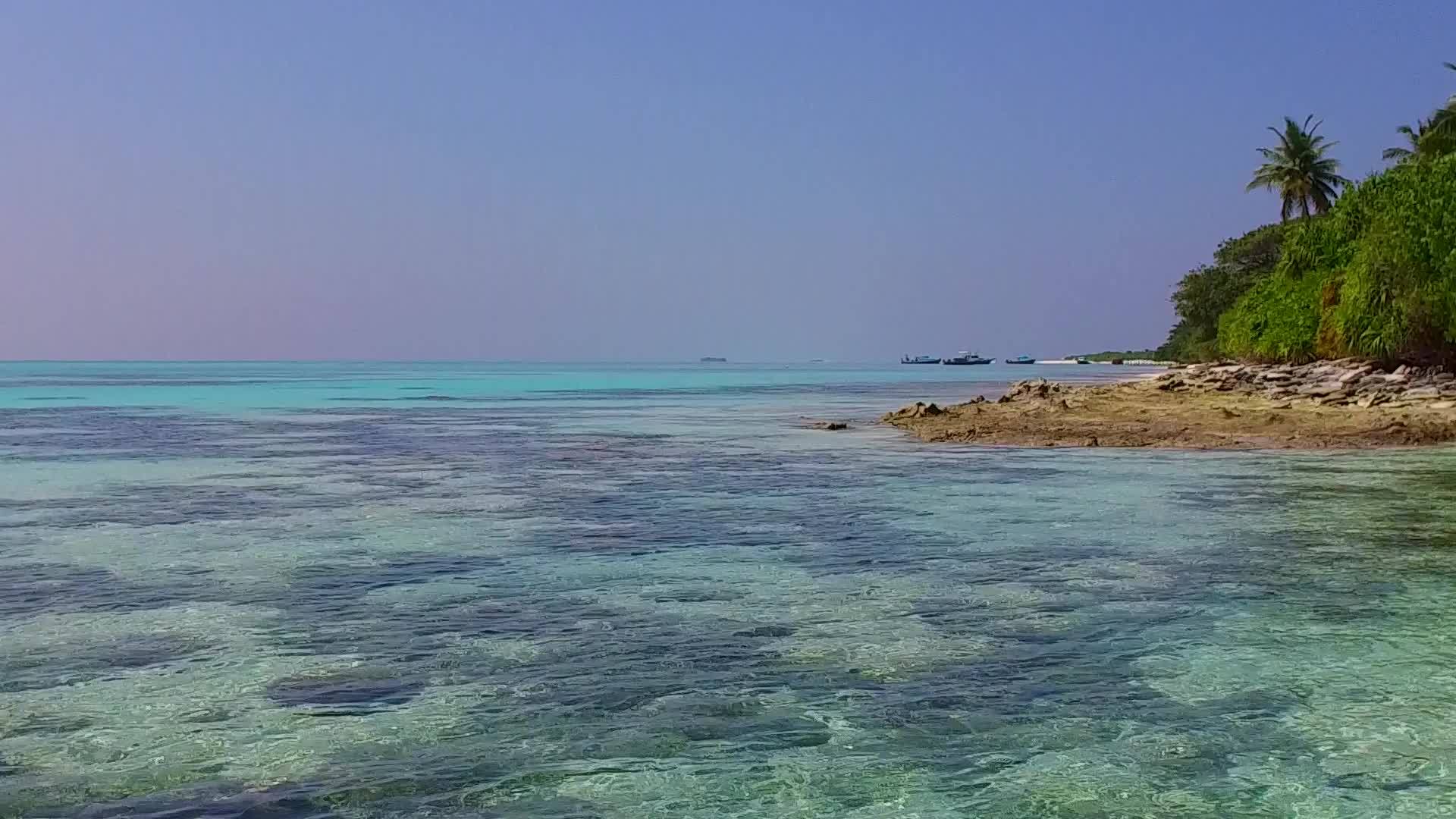 清澈的海洋和日出后的白色沙滩背景复制了宁静的岛屿海滩视频的预览图