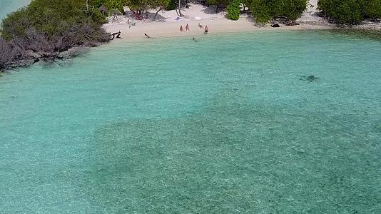 在接近冲浪的蓝色环礁湖和白色沙滩的背景下夏天乘坐长河旅游视频的预览图