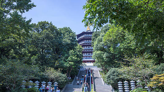 8K延时拍摄杭州著名景点雷峰塔熙熙攘攘的游客视频的预览图