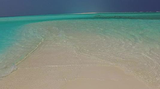 美丽的环礁湖海滩度假的空旷景色浅海和白色沙底的背景视频的预览图