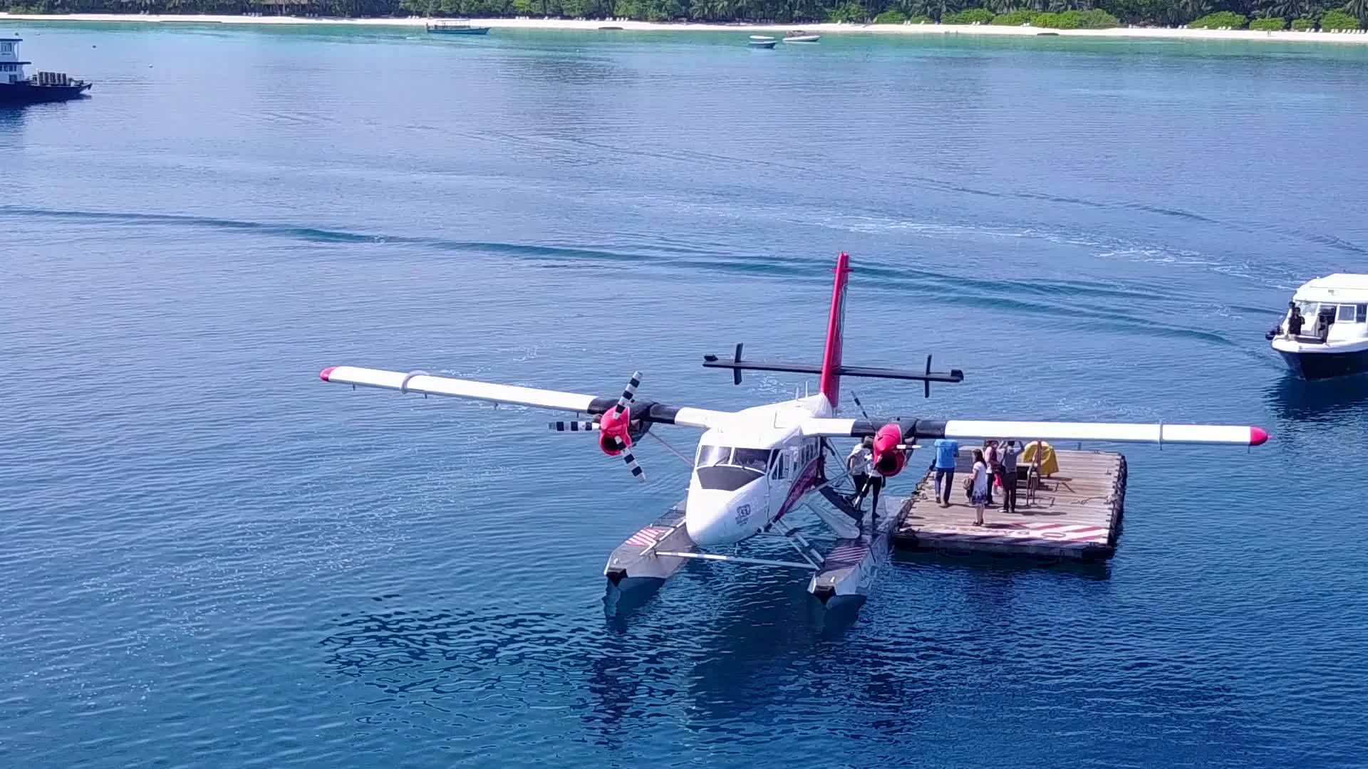 度假村附近白沙背景的绿松石海空荡荡的豪华海滩生活视频的预览图