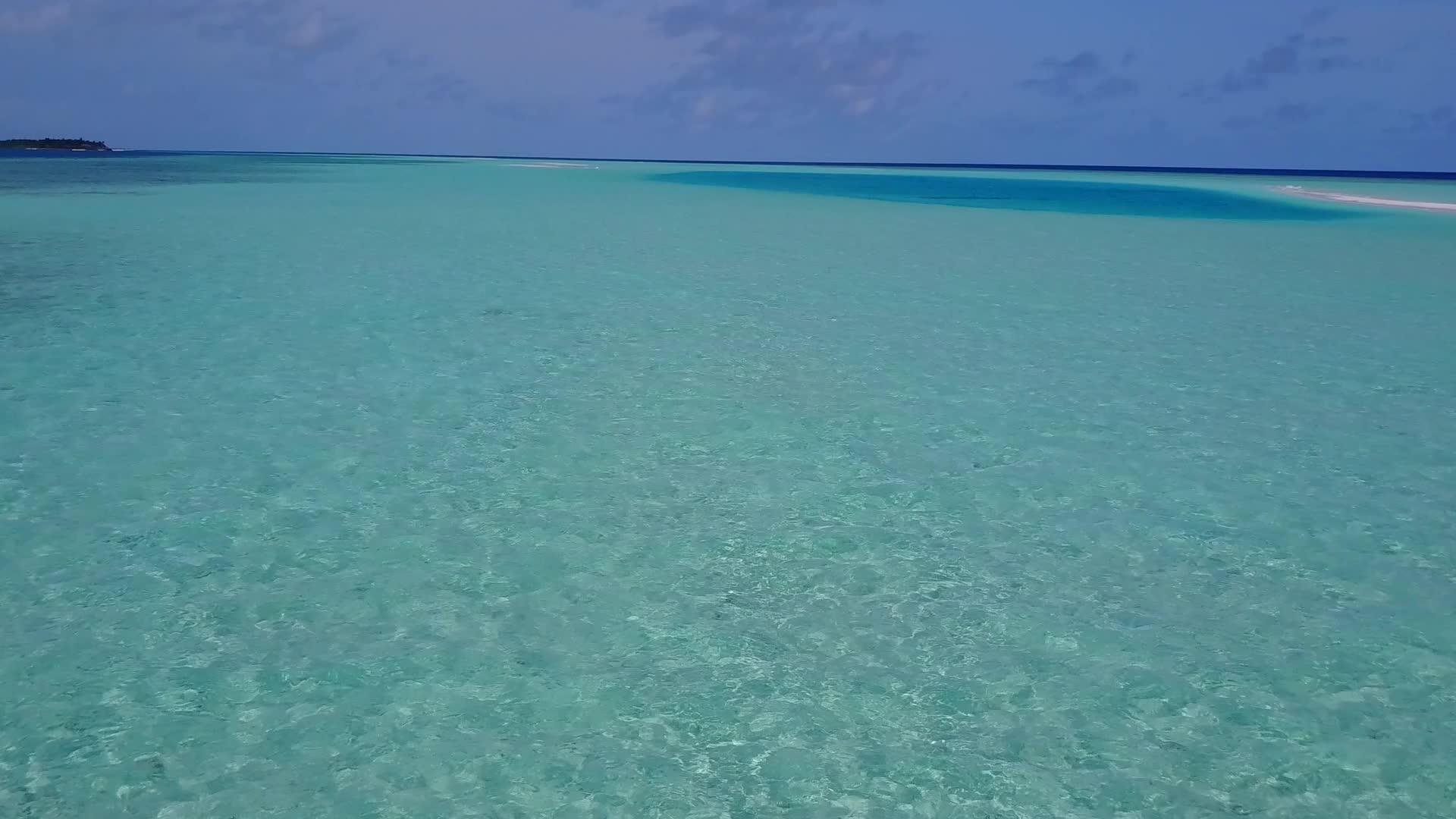 海洋旅游海滩沿蓝绿色海洋和珊瑚礁附近的白沙背景视频的预览图