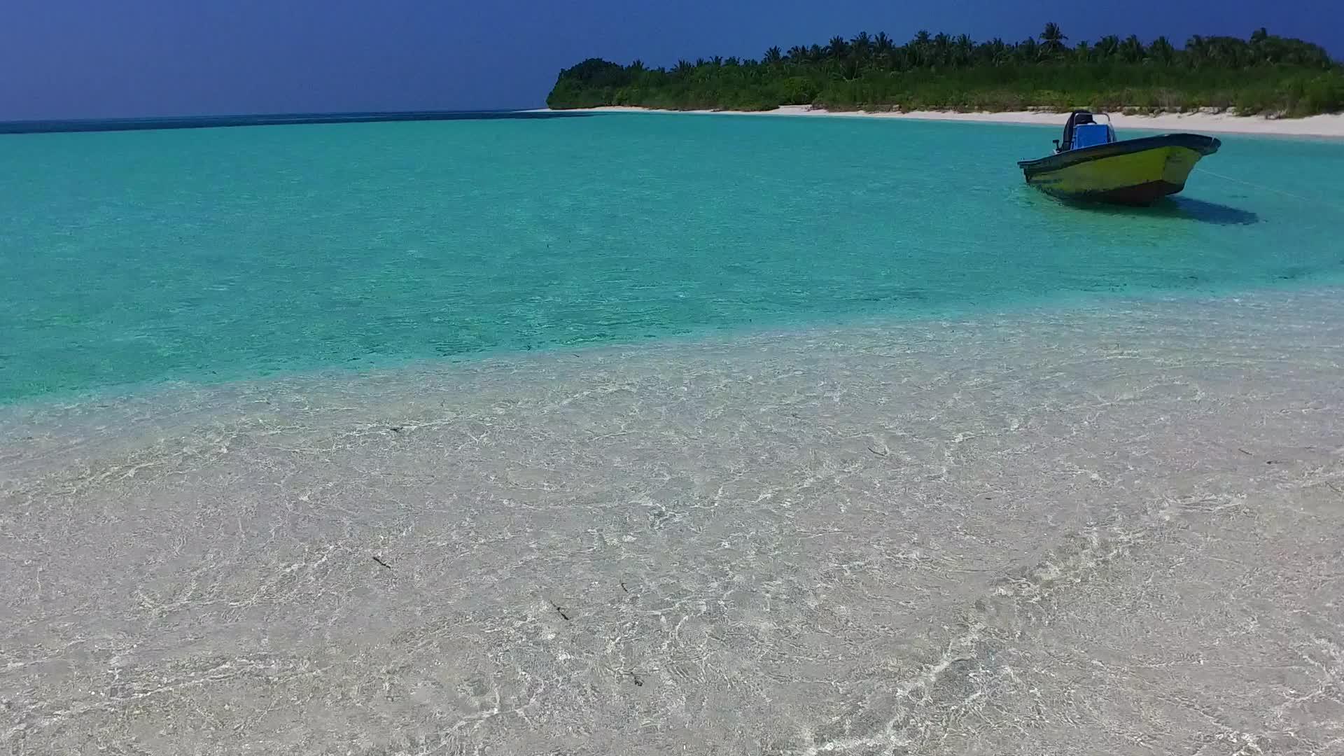 在蓝海和白沙的背景下在沙洲附近的海景海滩冒险视频的预览图