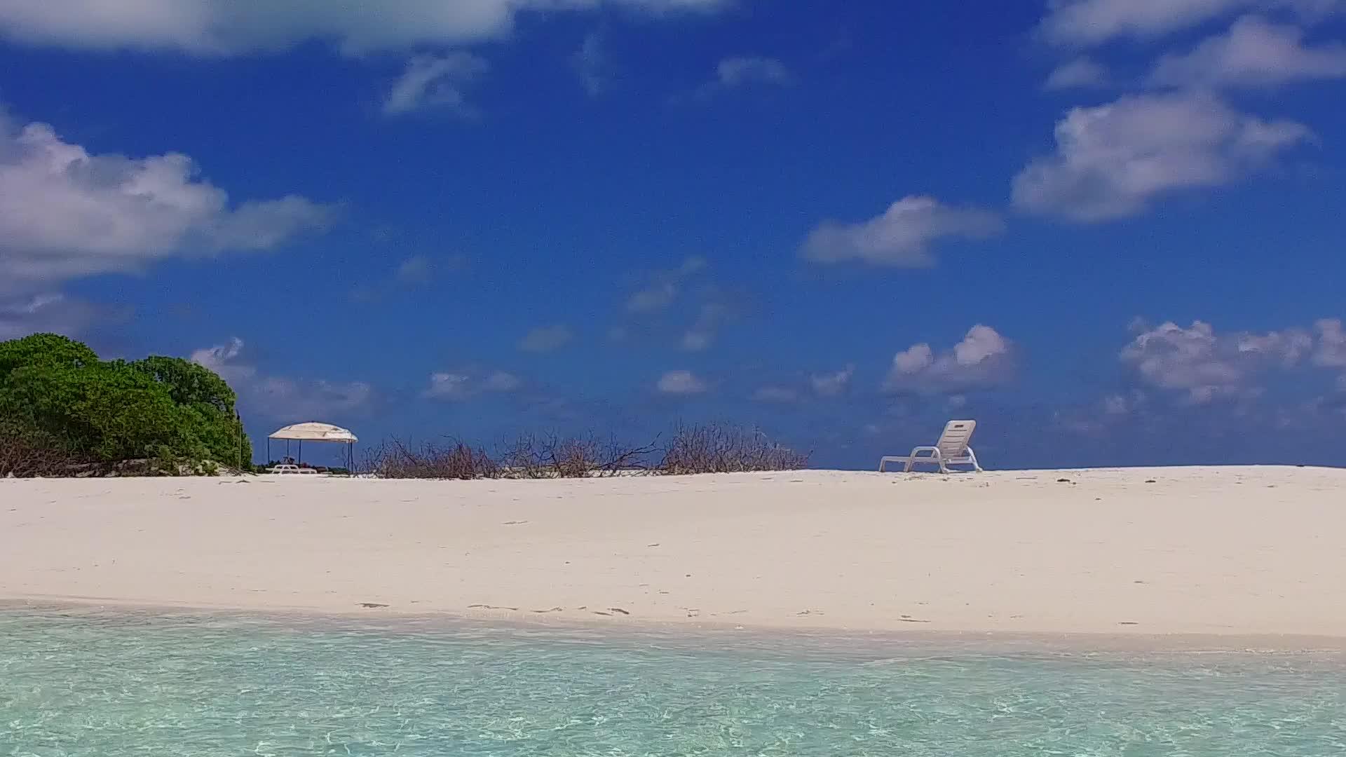 在阳光下白沙的背景是清澈的大海悠闲的海岸线和海滩之旅视频的预览图