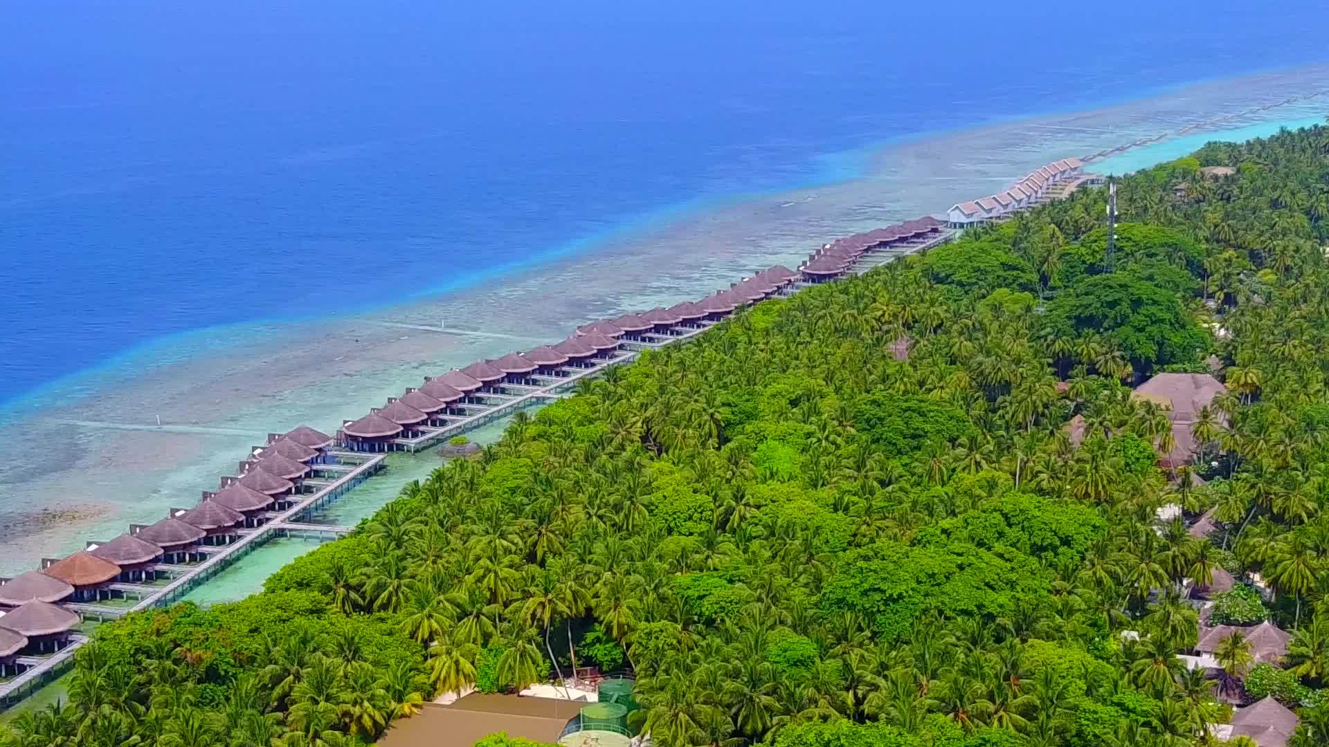 度假村附近的蓝水豪华海滩度假村附近的度假村视频的预览图