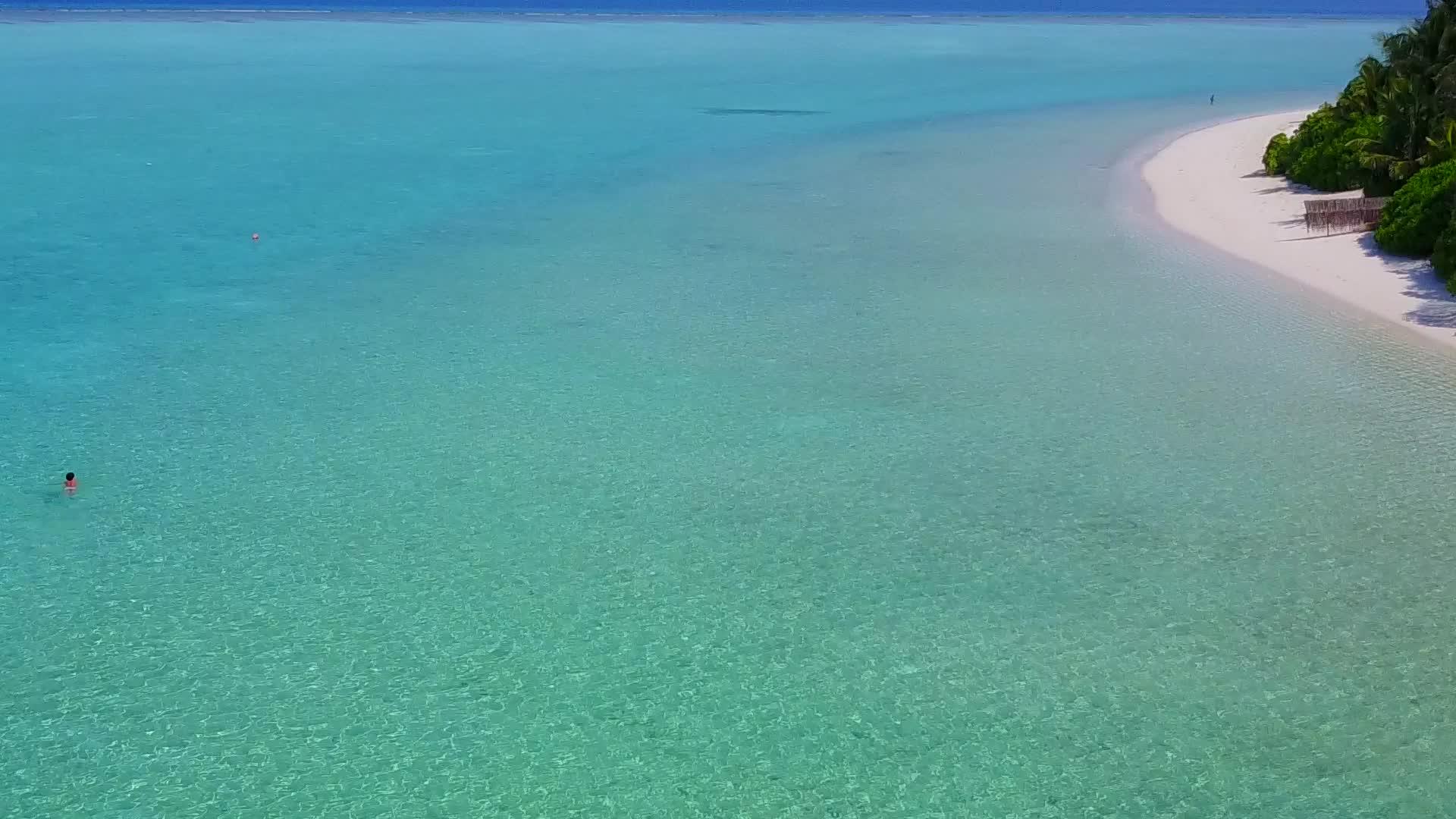 在阳光下欣赏蓝色的大海和白色的海滩背景视频的预览图