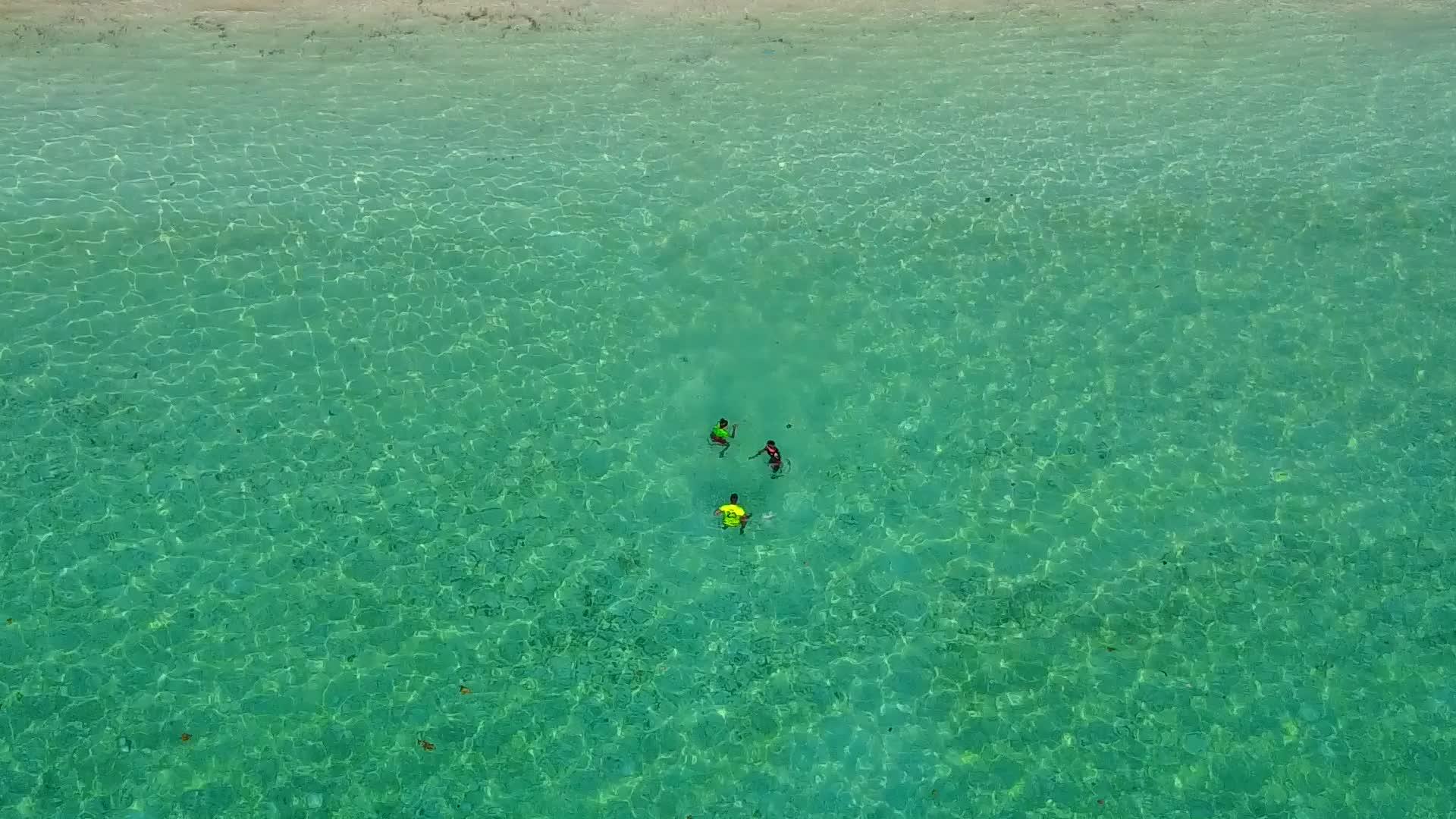 美丽的度假胜地海滩冒险夏季全景蓝海和珊瑚礁附近视频的预览图