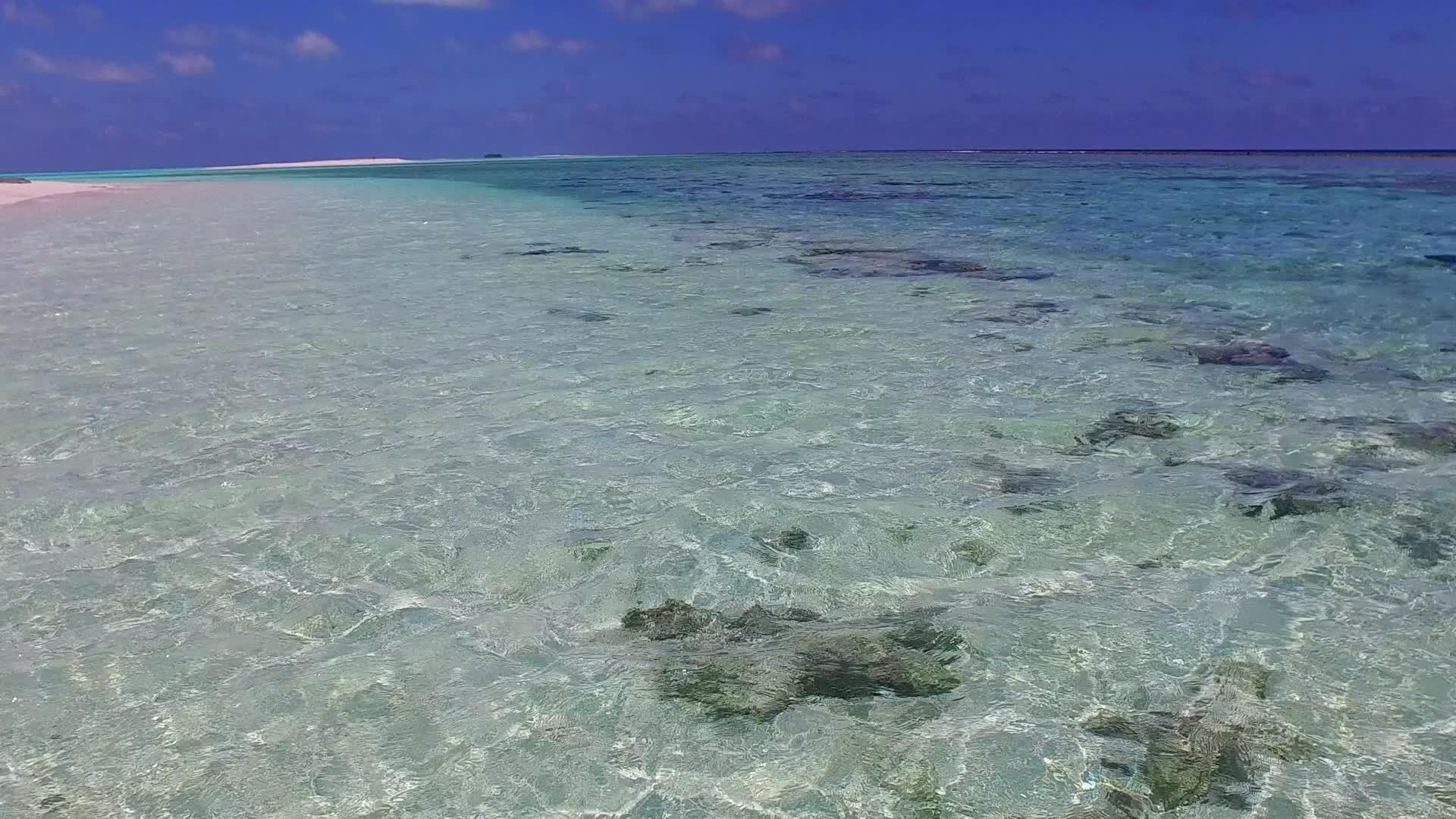 海浪附近的白沙背景蓝海热带岛屿海滩度假的空旷全景视频的预览图