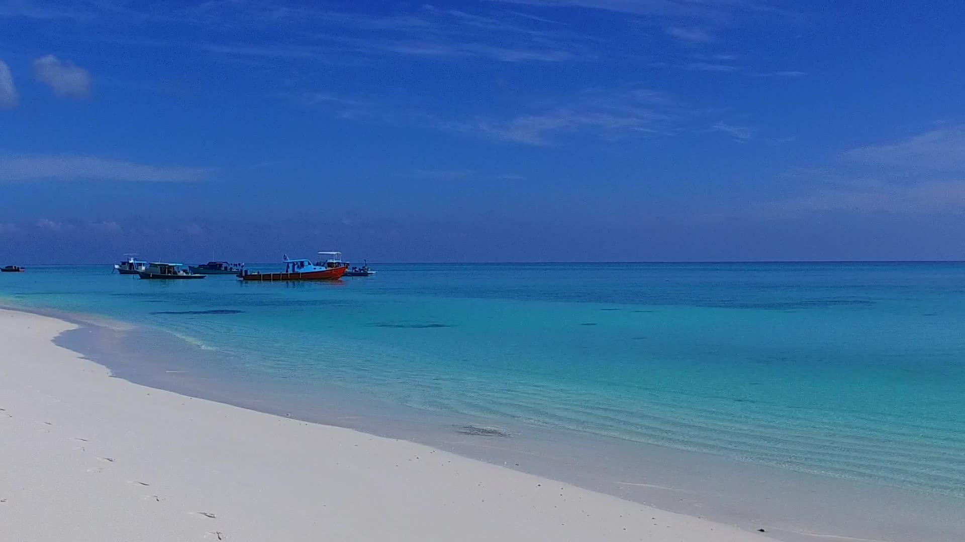 在蓝海和度假胜地附近的白色沙沙背景下安静的海岸海滩旅行视频的预览图