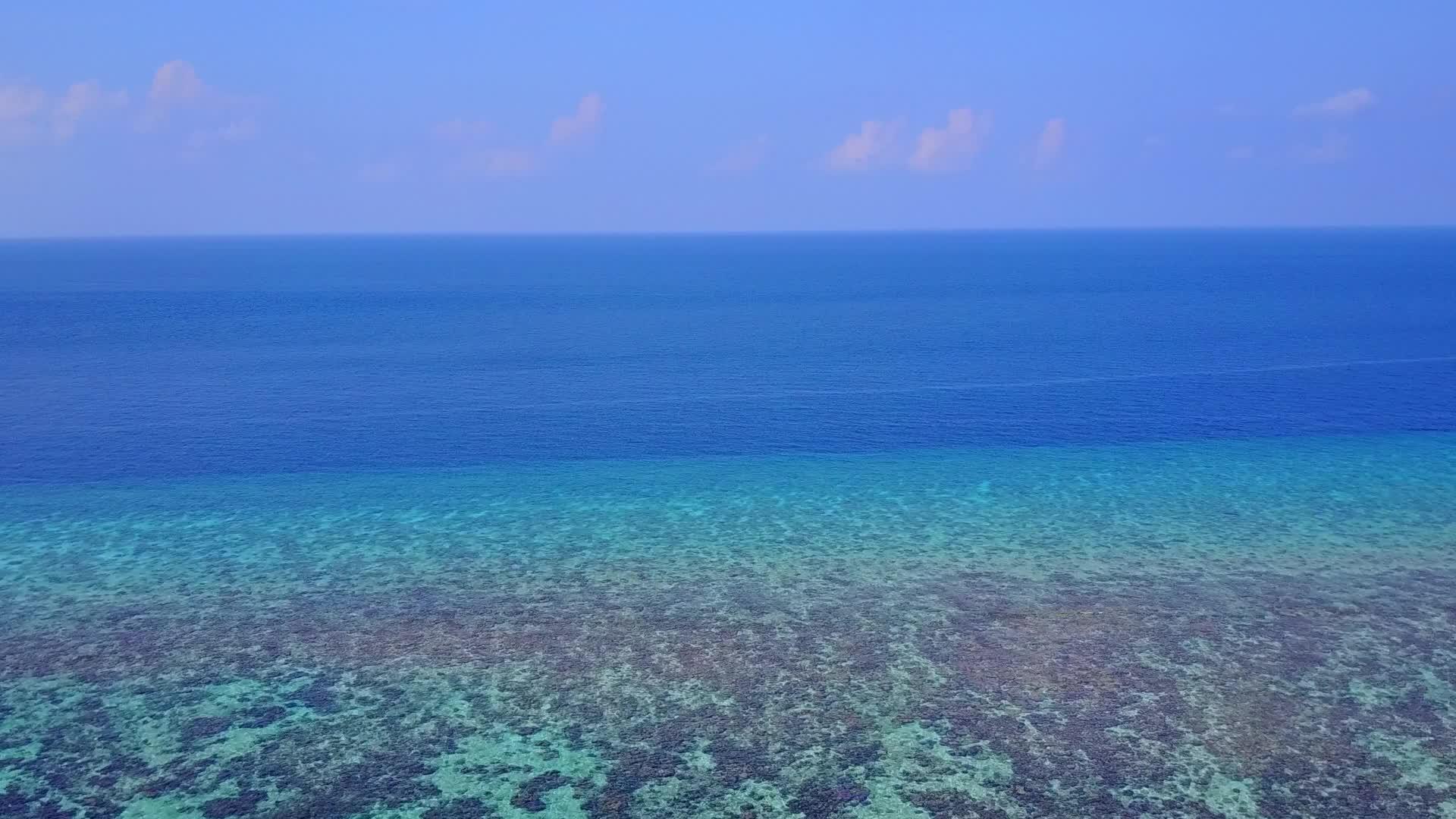 松动岛海滩环绕绿色海洋白色沙底背景靠近度假胜地视频的预览图