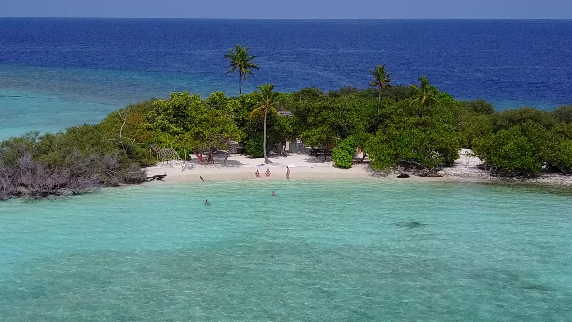 浅海和沙巴附近的白色沙滩背景阳光明媚环礁湖海滩宽阔视频的预览图