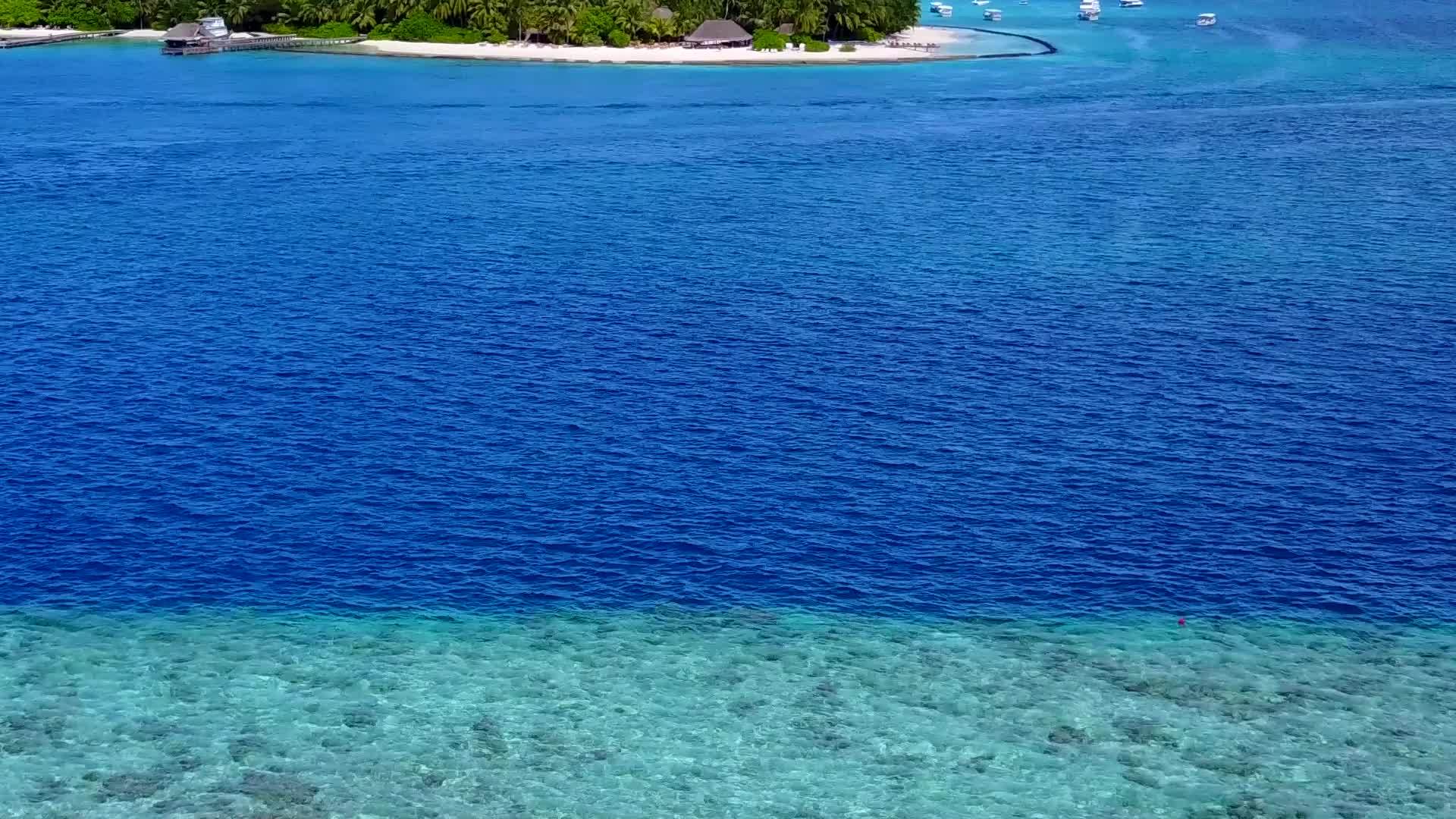 蓝色海洋经过蓝色海洋和沙滩附近浅沙底部浅沙背景的蓝色海洋之旅视频的预览图