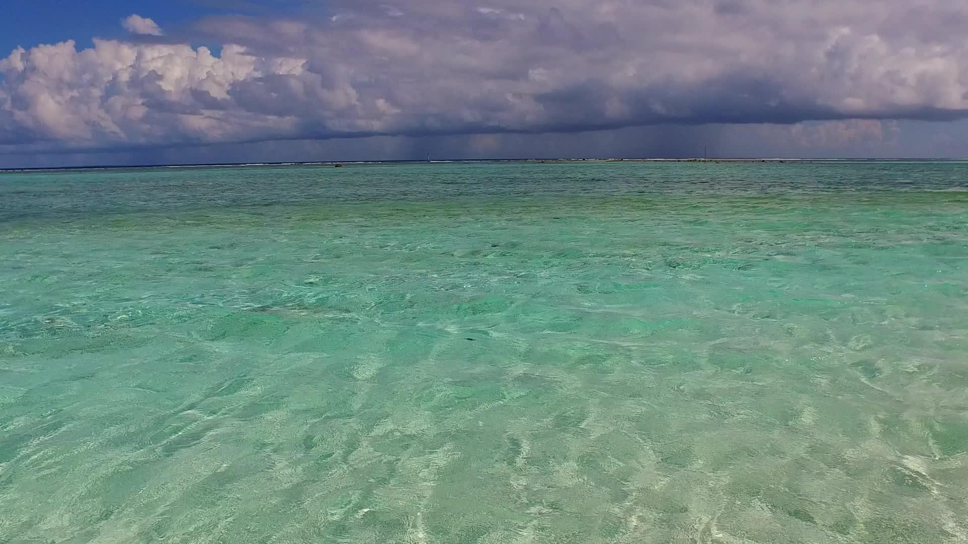 环礁湖清澈的白色沙子视频的预览图