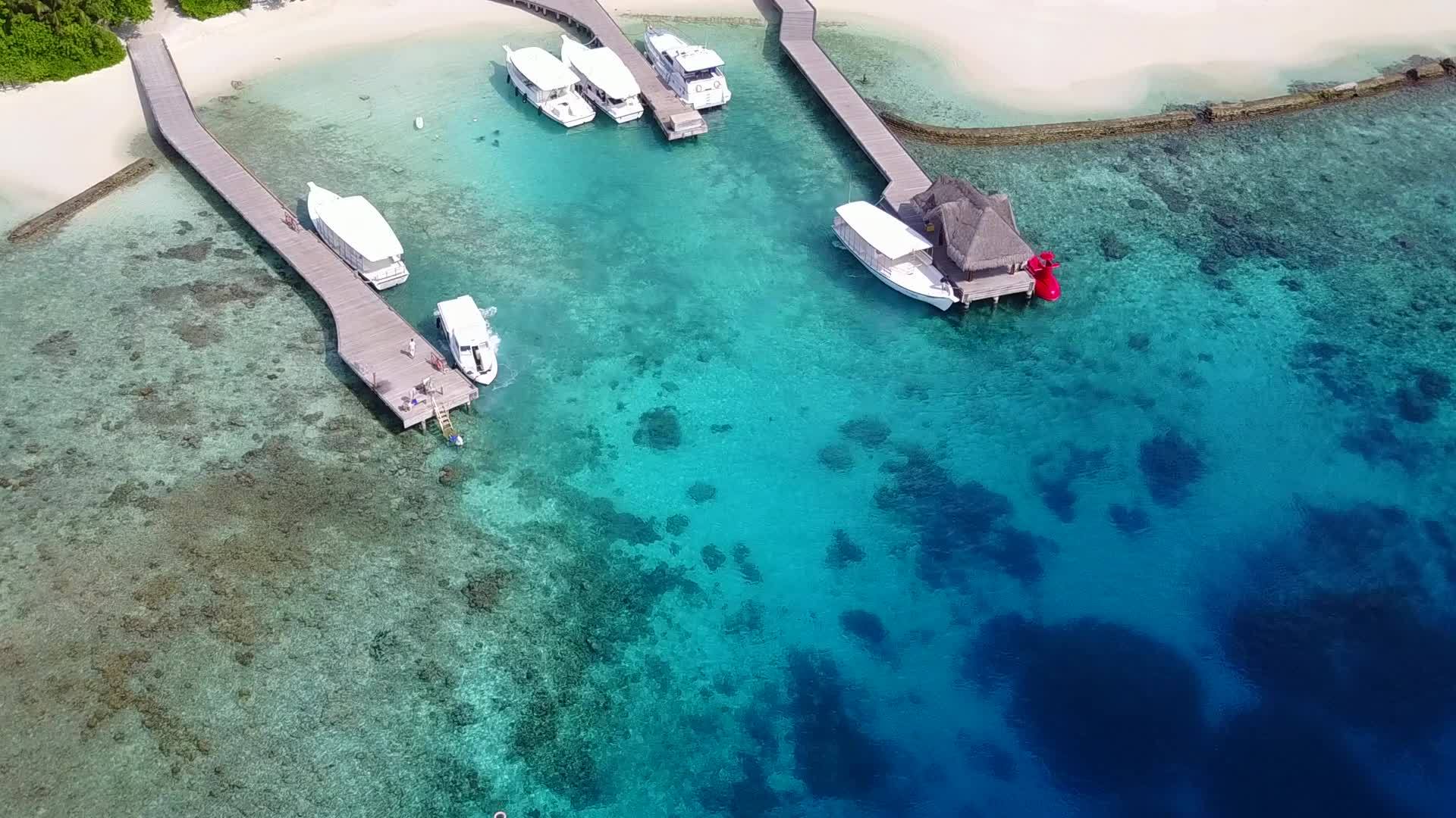热带海湾海滩度假宽角景观蓝色环礁湖和近冲浪视频的预览图