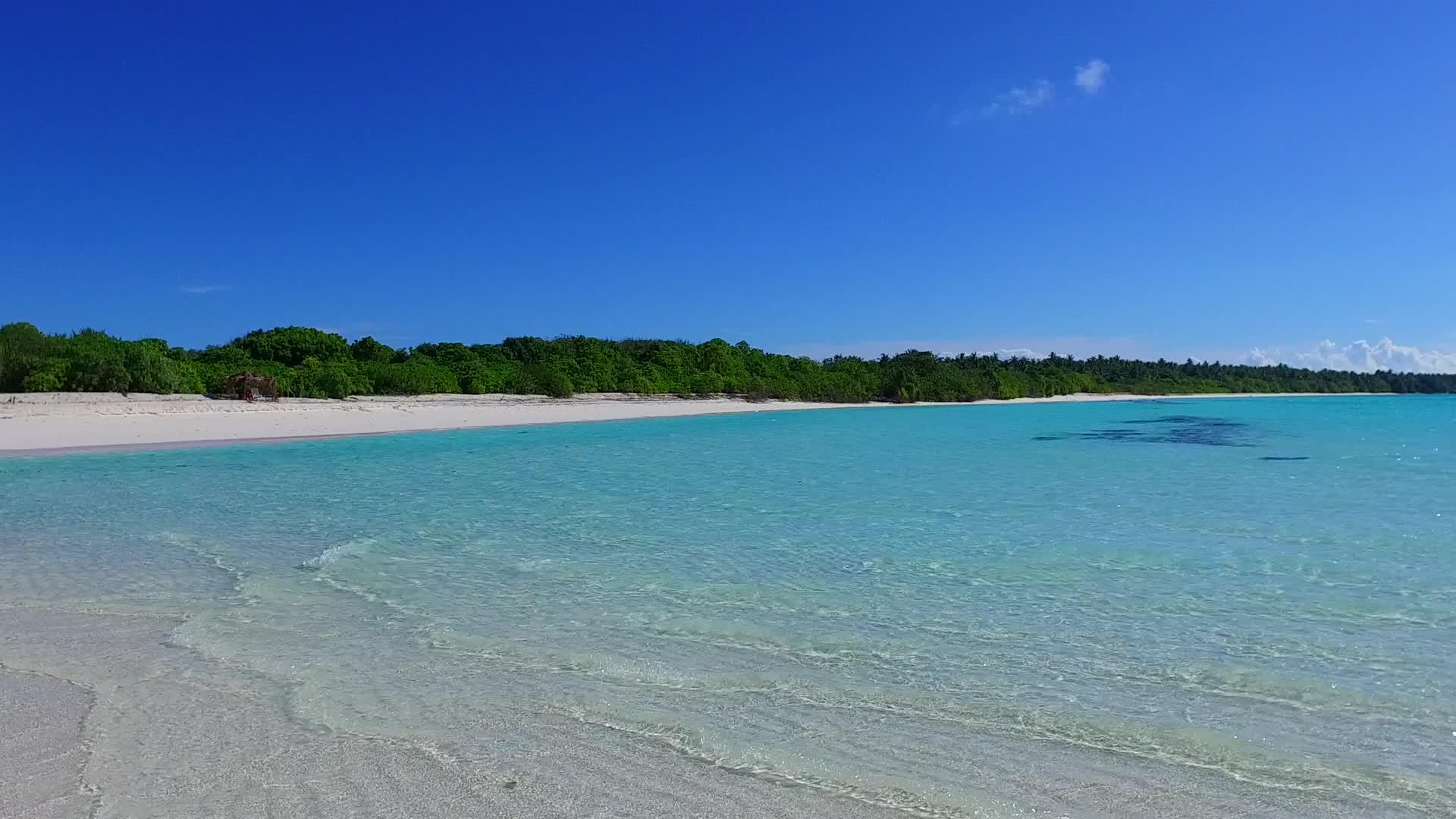 海上海岸线海滩时间以蓝海滩附近的白沙沙为背景视频的预览图