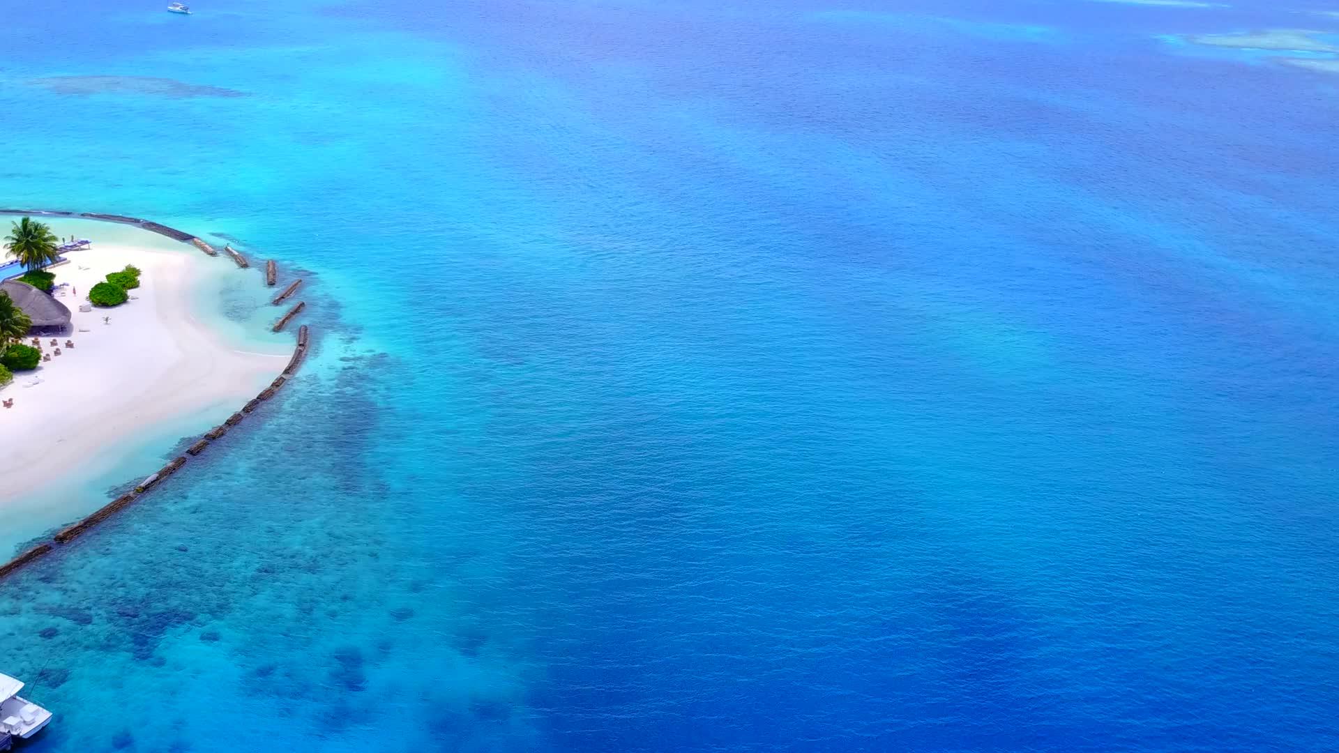 透明的环礁湖和白色的沙滩湖视频的预览图