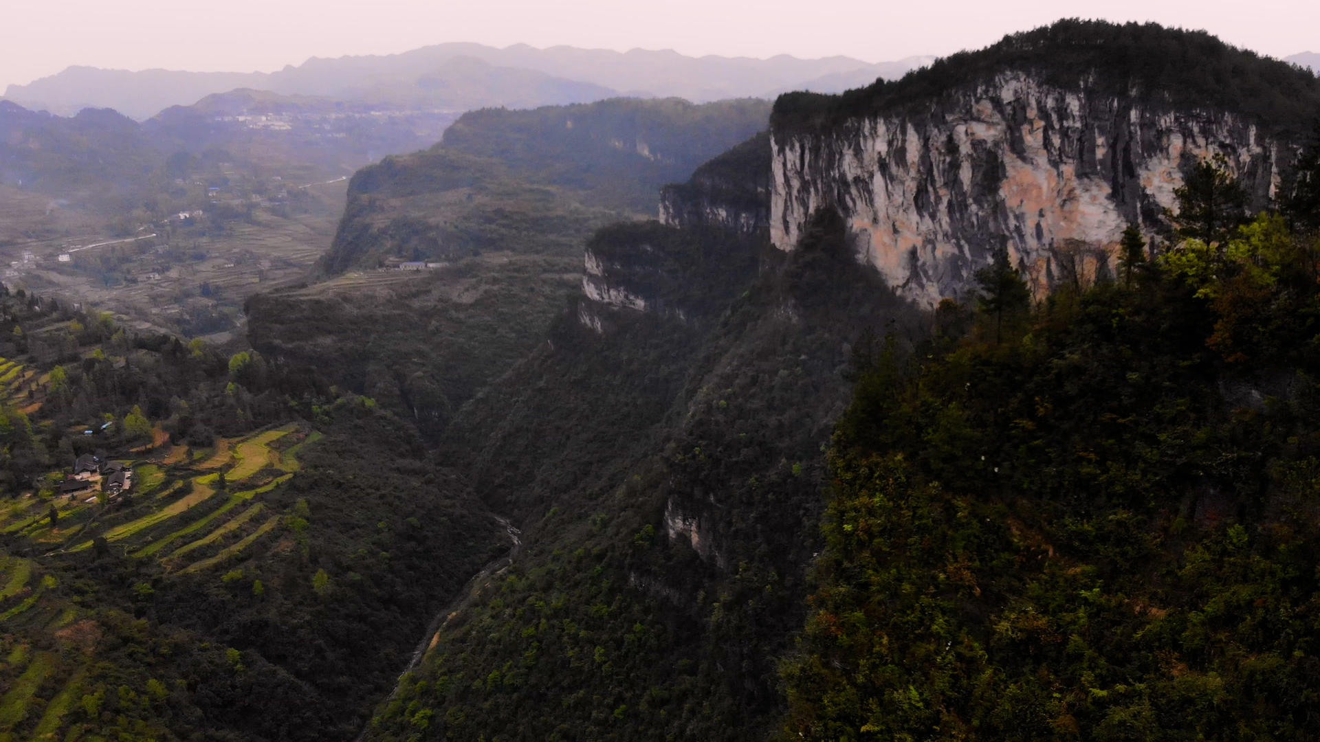 大山的石壁非常险峻航拍视频的预览图