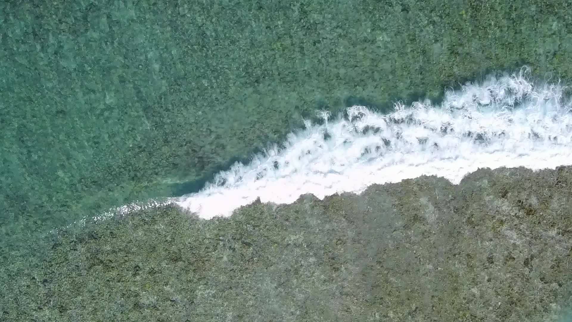 海浪旁的白色海滩和宁静浪漫的海滩视频的预览图