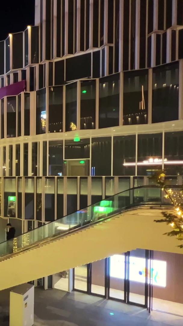 城市夜景商业中心广场步行街购物人群街景素材视频的预览图