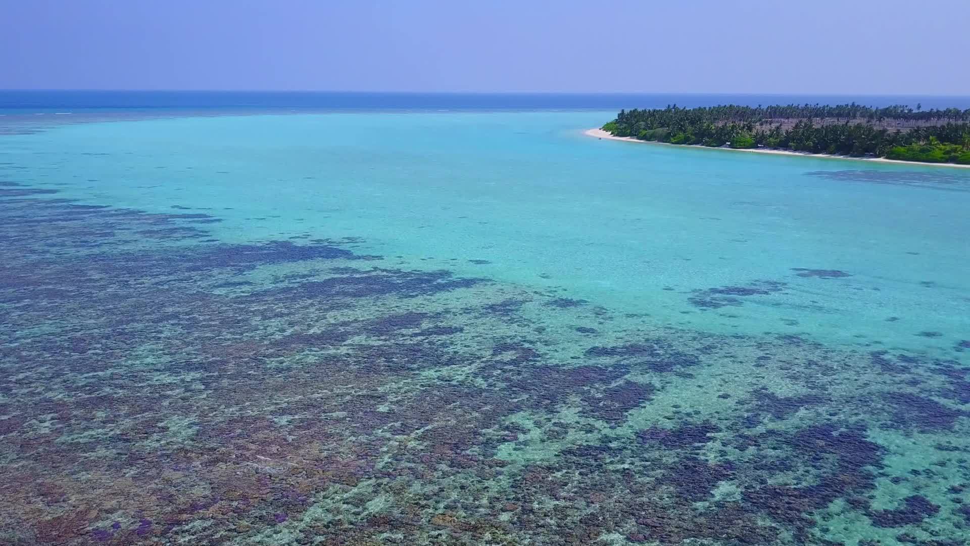 蓝绿色海洋和沙洲附近白色海滩的异国情调背景视频的预览图