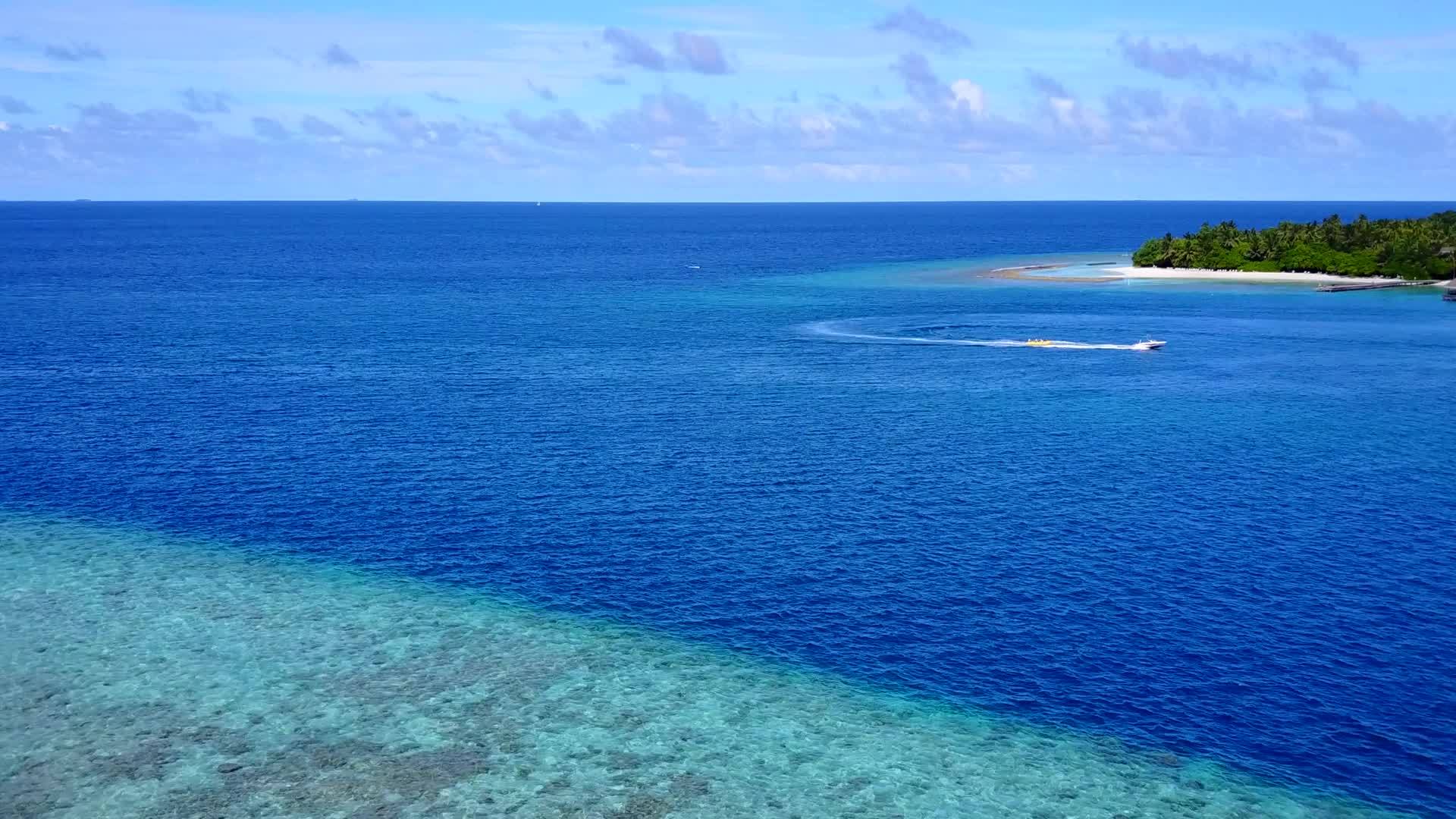 热带海岸线海滩假日蓝色环礁湖和沙巴附近的白色沙滩视频的预览图