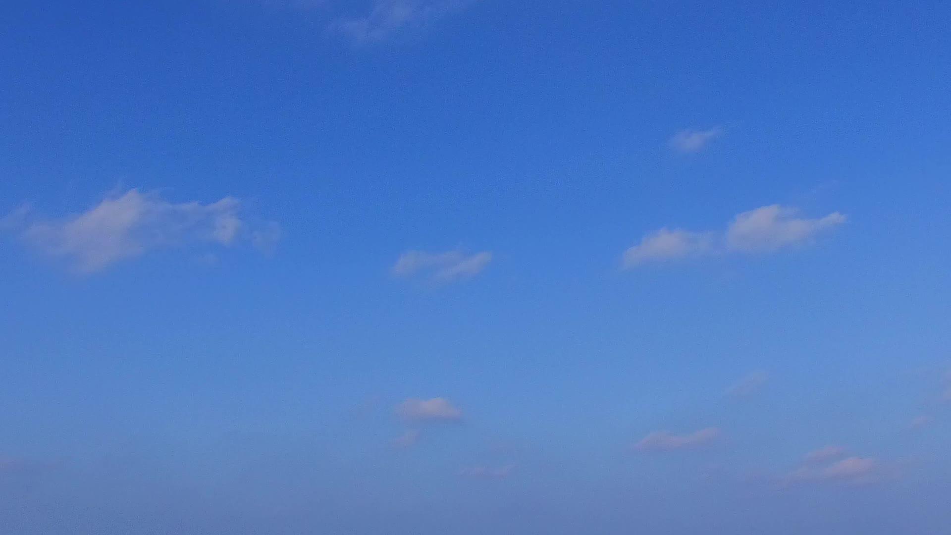 在度假胜地附近的蓝水和白色沙沙的背景下伊丁河湾每天都有风景视频的预览图