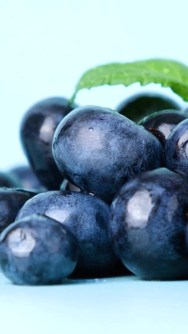 新鲜的蓝莓黑豆树水果新鲜的蓝莓水果视频的预览图