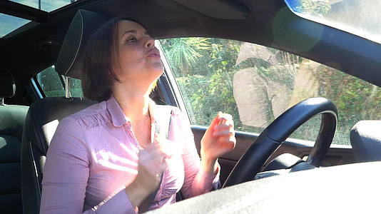 快乐的女人在夏天开车时唱歌跳舞视频的预览图
