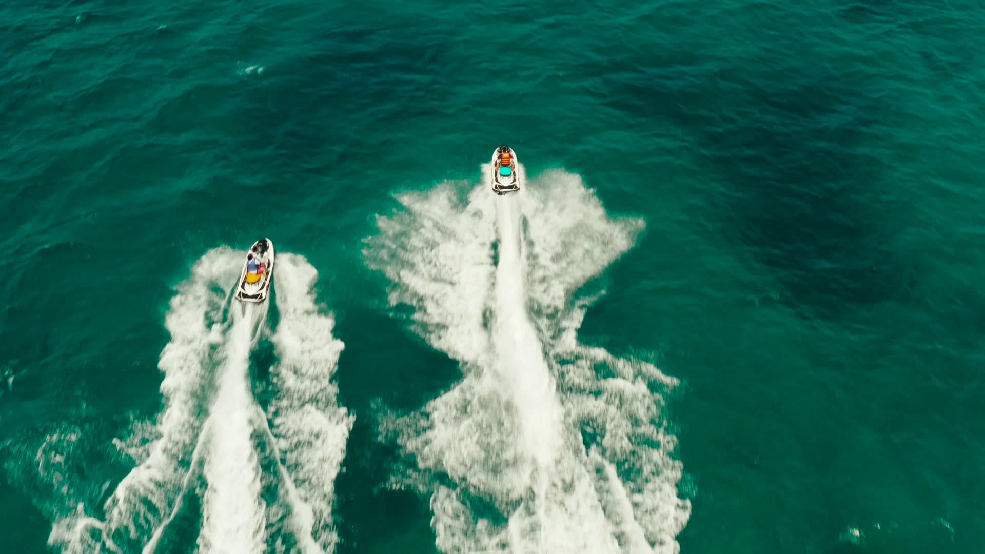 游客乘坐热带度假胜地的喷气式滑雪机视频的预览图