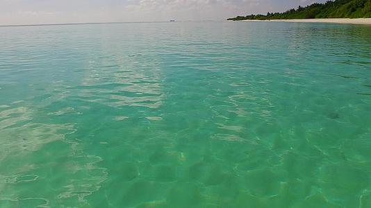 通过沙巴附近的透明海洋和白色海滩背景是休闲的豪华海湾视频的预览图