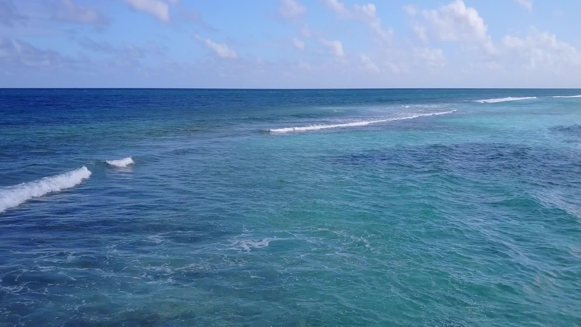 阳光下的白色沙滩和宁静浪漫的沙滩视频的预览图