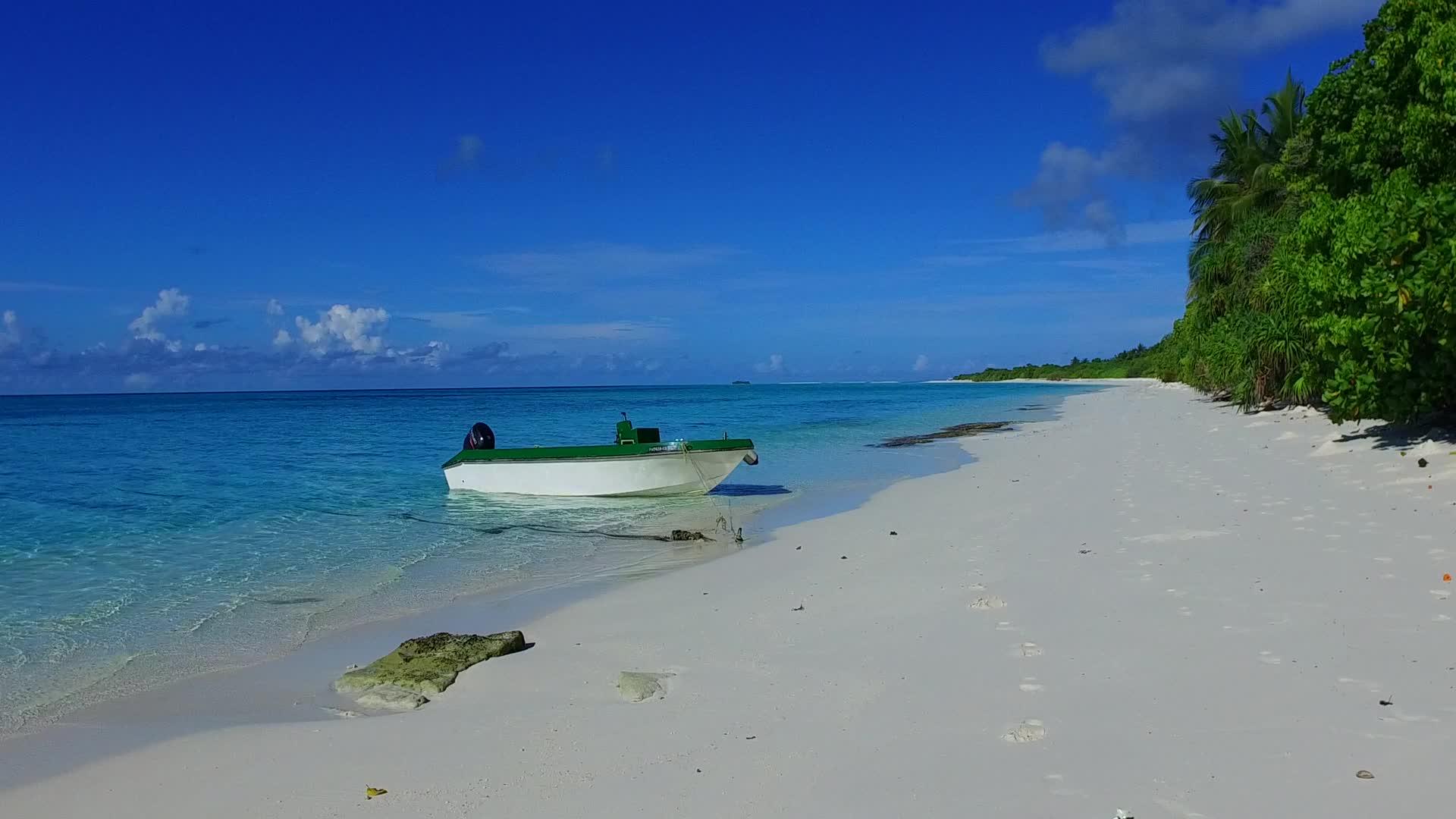 通过蓝色环礁湖和靠近度假胜地的干净沙土背景打破奢华视频的预览图