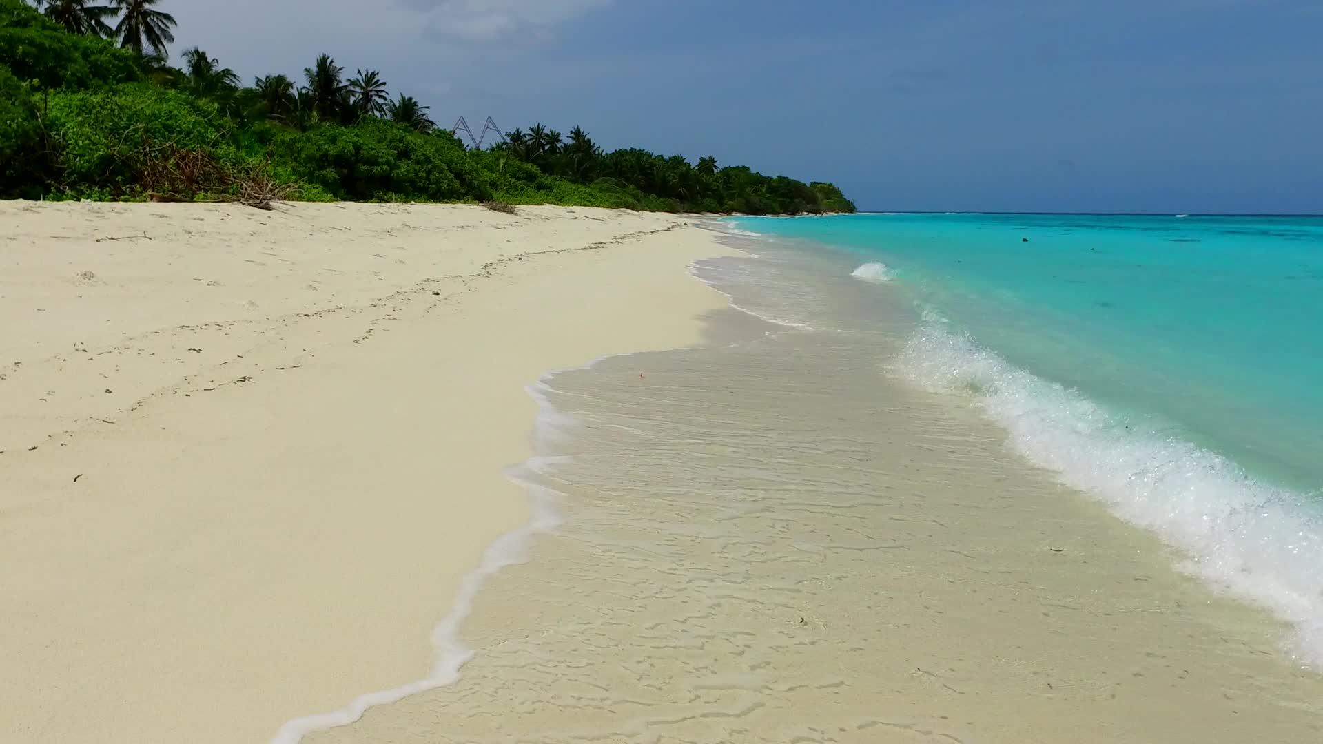 海滩附近的透明海面和白色沙底背景的阳光明媚的岛屿视频的预览图