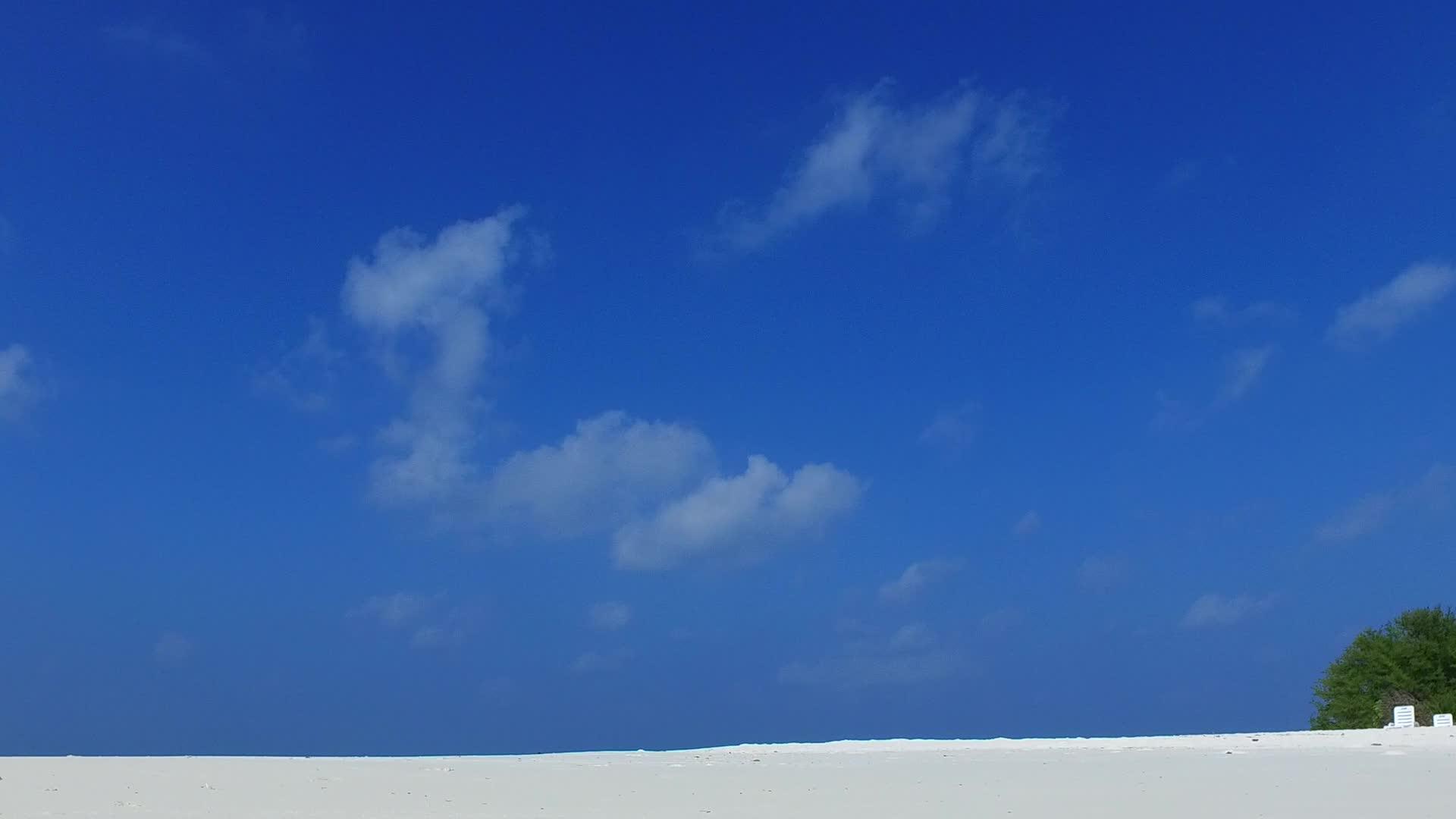 蓝海和白沙在度假胜地附近的白沙后面视频的预览图