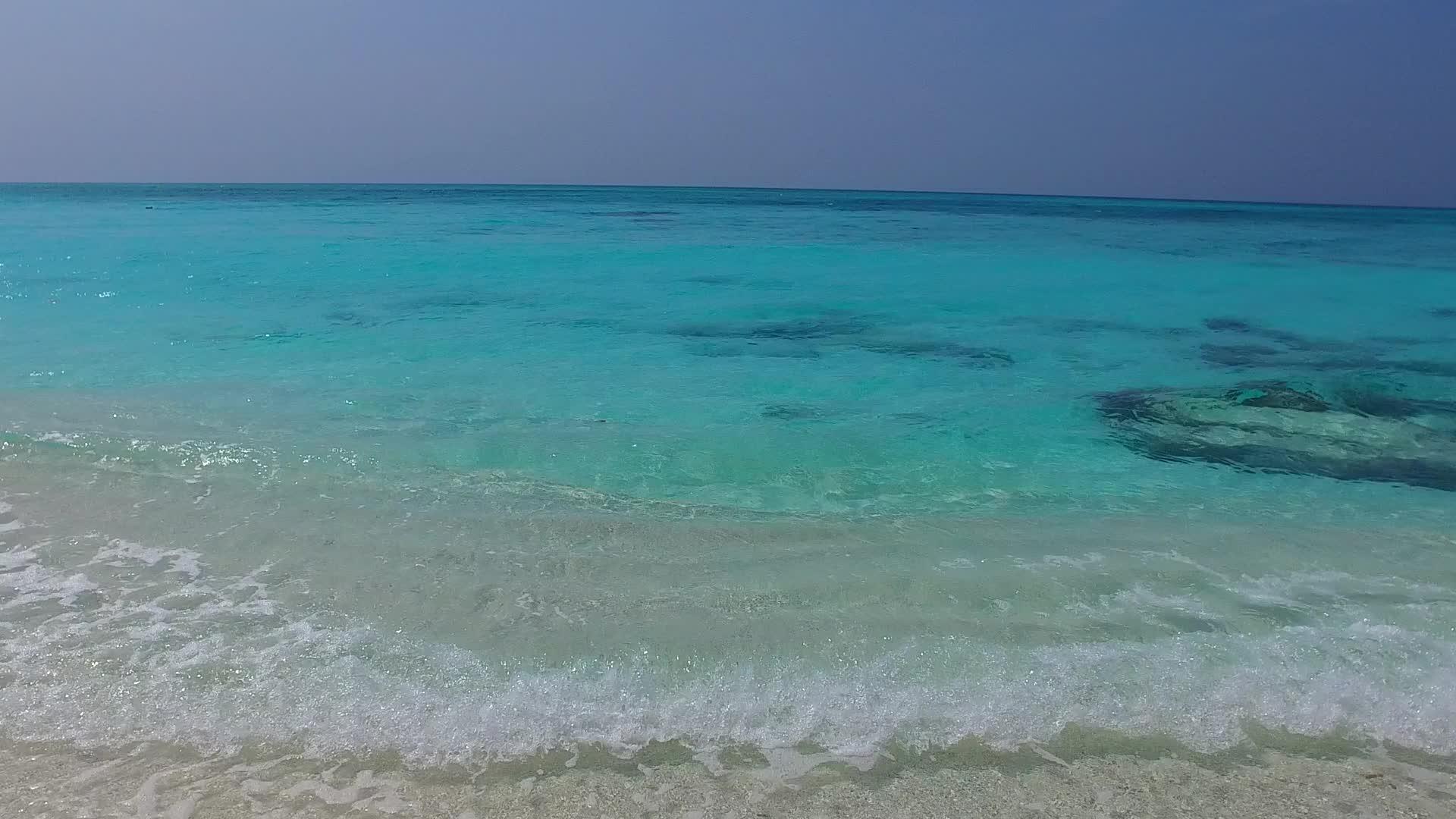 蓝海热带海滩度假温暖滩度假的温暖景观视频的预览图