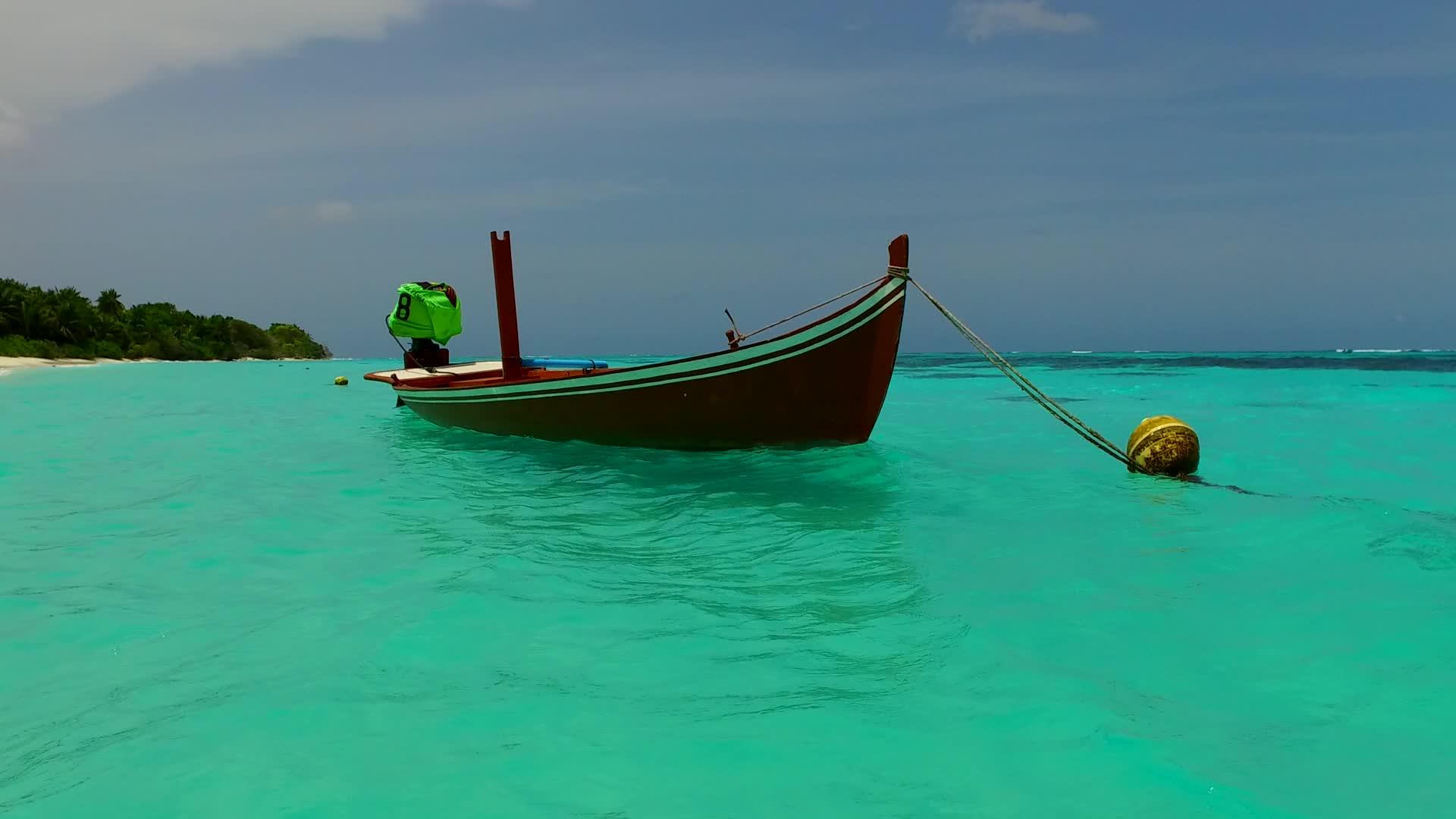 以浅水和白沙为背景的沙洲附近的豪华岛屿海滩之旅视频的预览图
