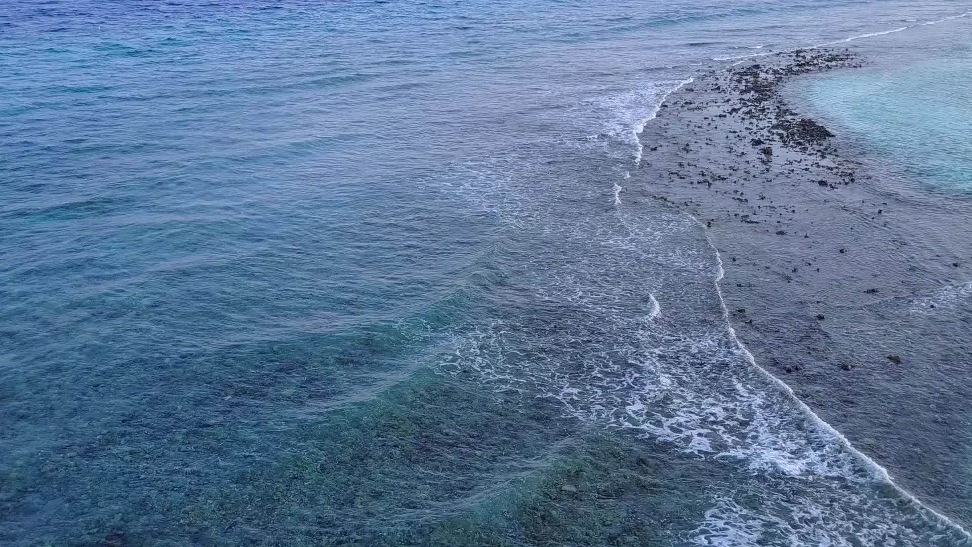透明海洋在沙洲附近视频的预览图