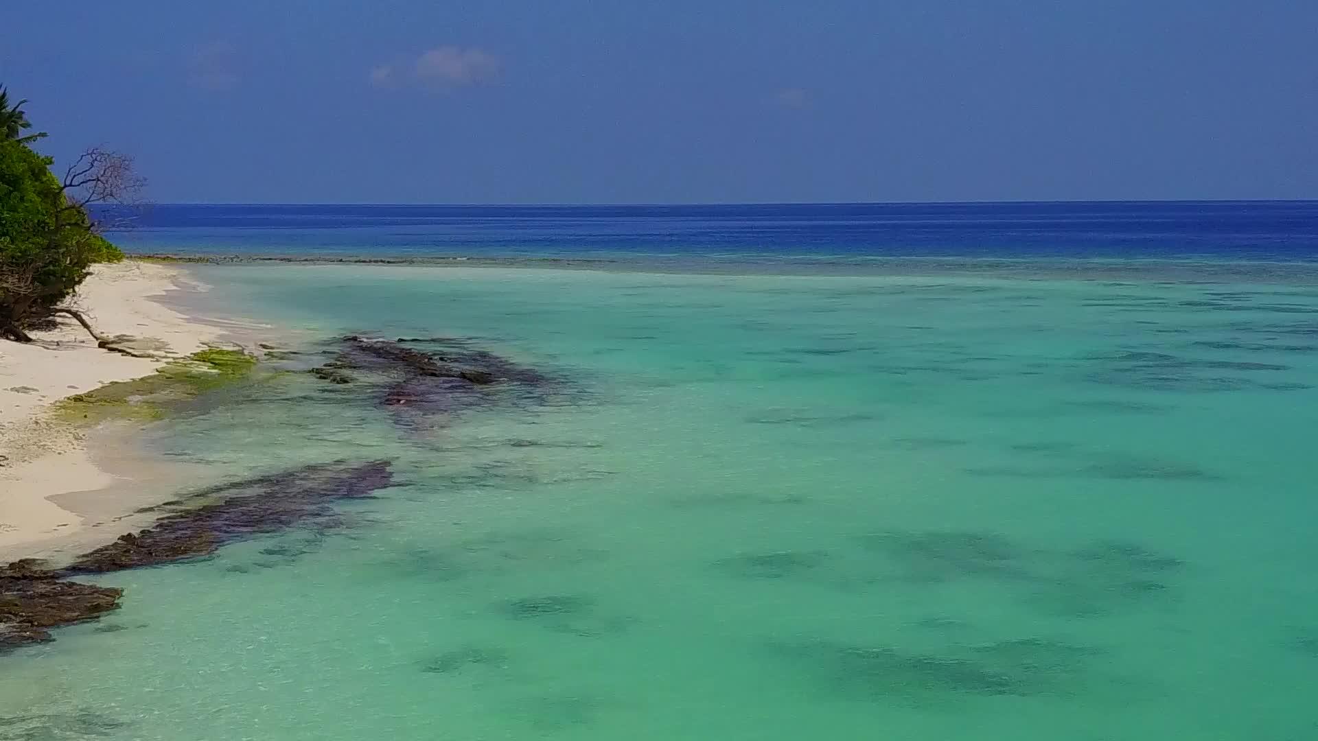 在浅水和沙洲附近的白沙背景下安静的海岸线海滩冒险的温暖视频的预览图
