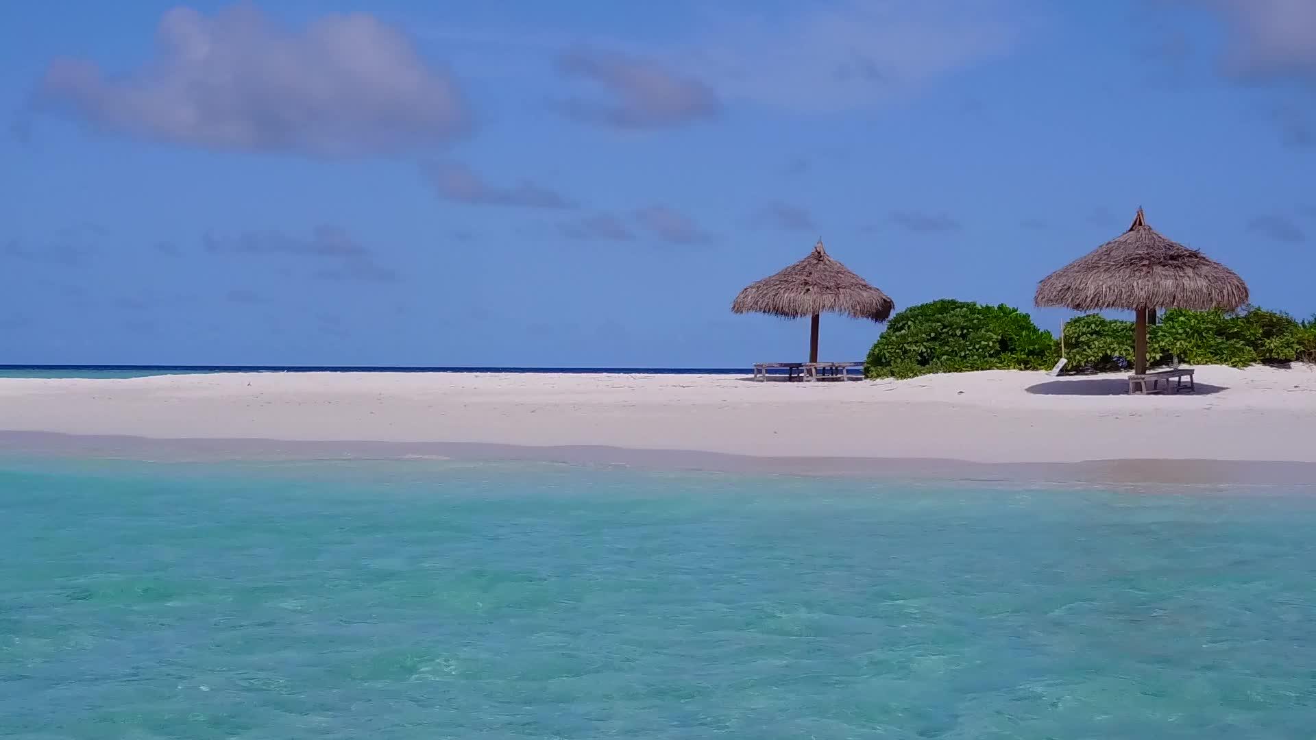 绿松石海洋和沙洲附近的白色海滩背景放松海滩生活视频的预览图
