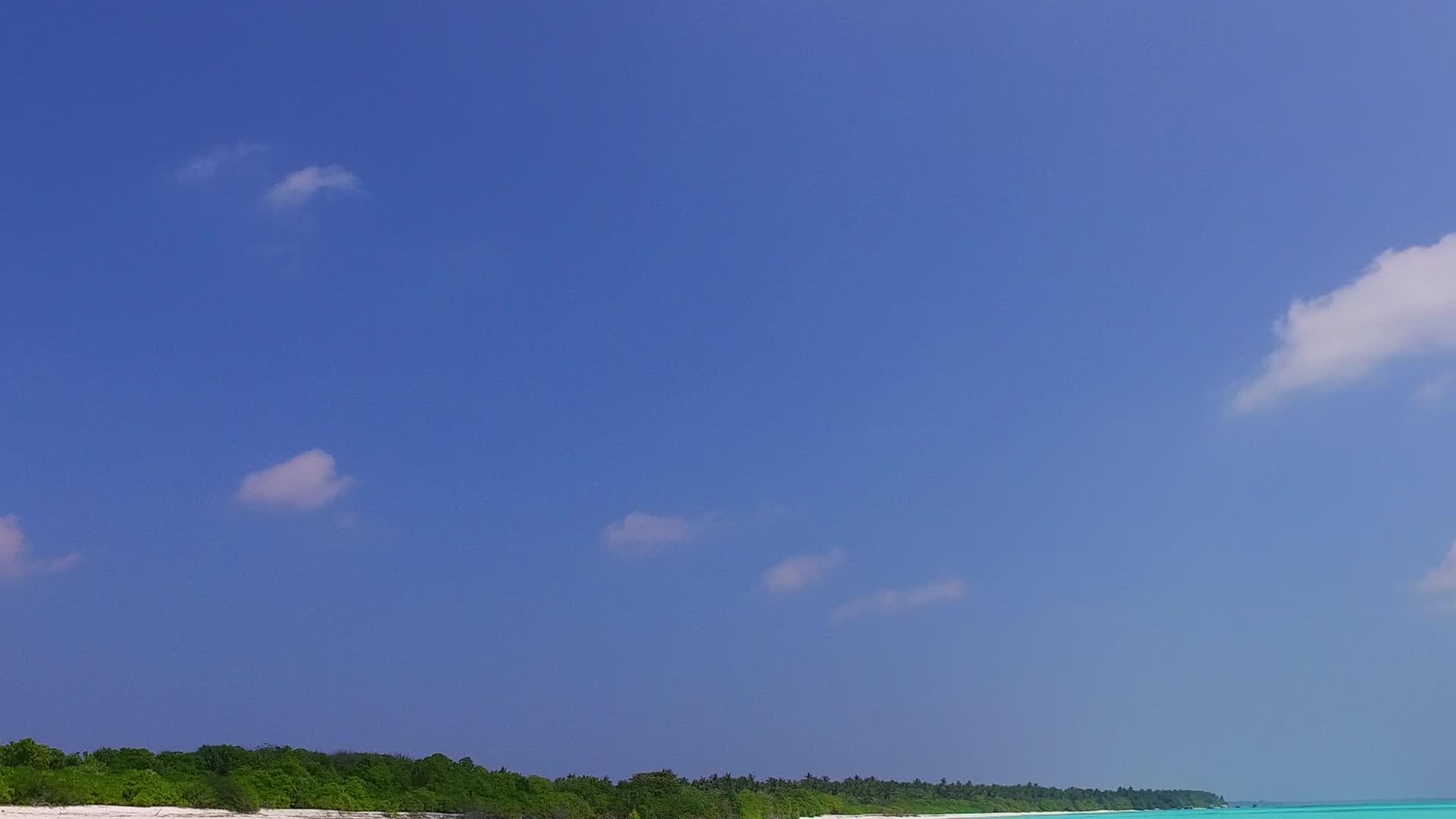 以白沙为背景靠近蓝海和海滩视频的预览图