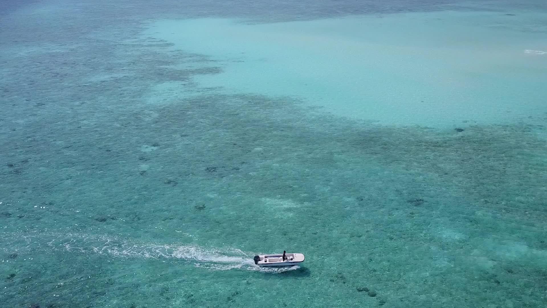 蓝色的绿色环礁湖和靠近海面的白色沙底背景视频的预览图