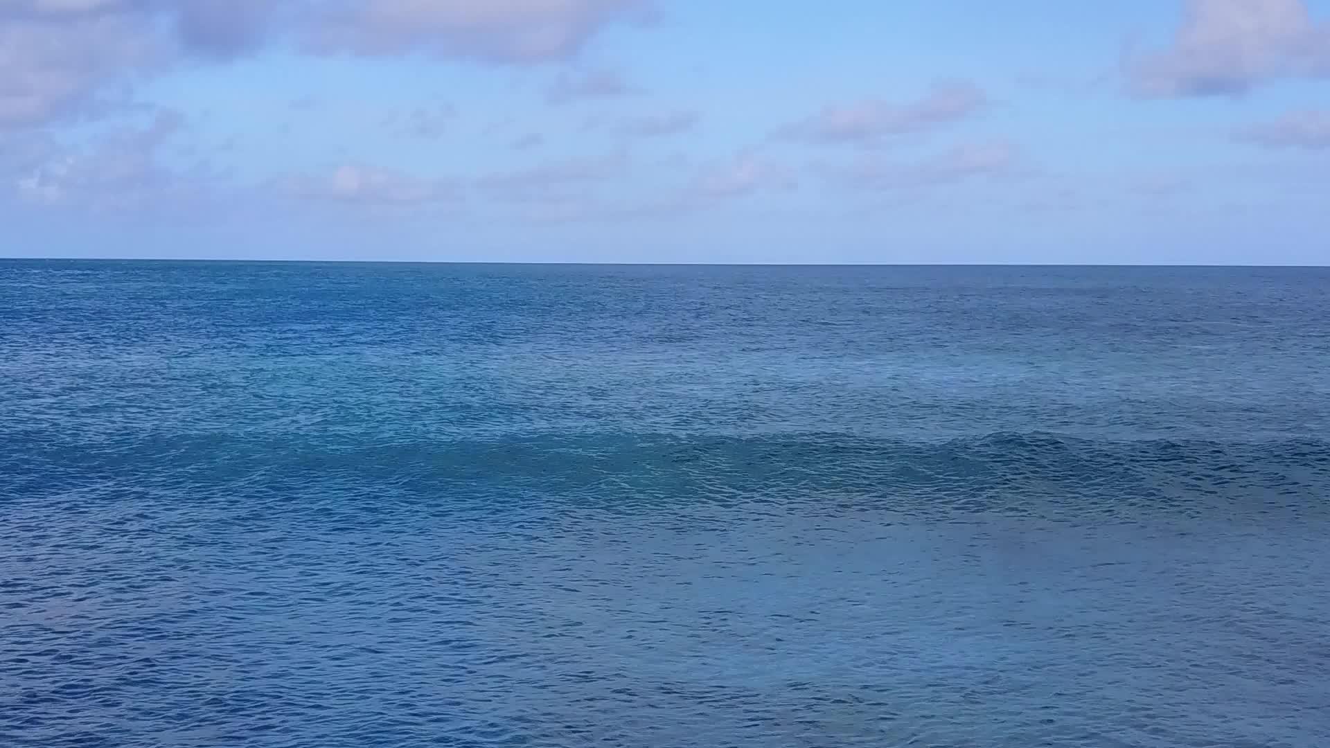 热带海景海滩度假的晴朗天空蓝色泻湖和沙洲附近的白沙视频的预览图