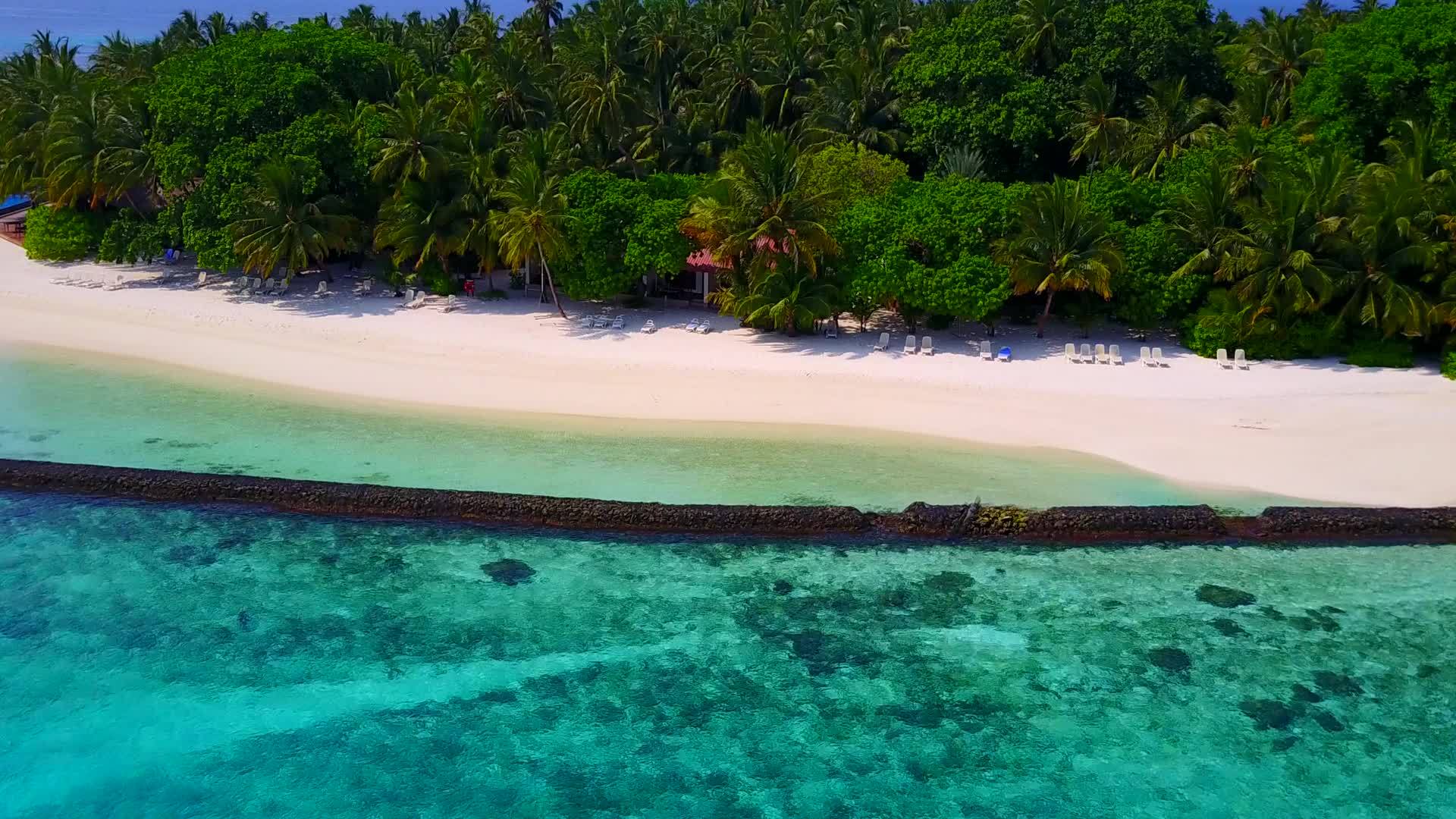 蓝色绿色水和白色沙滩背景下的豪华旅游海滩时间视频的预览图