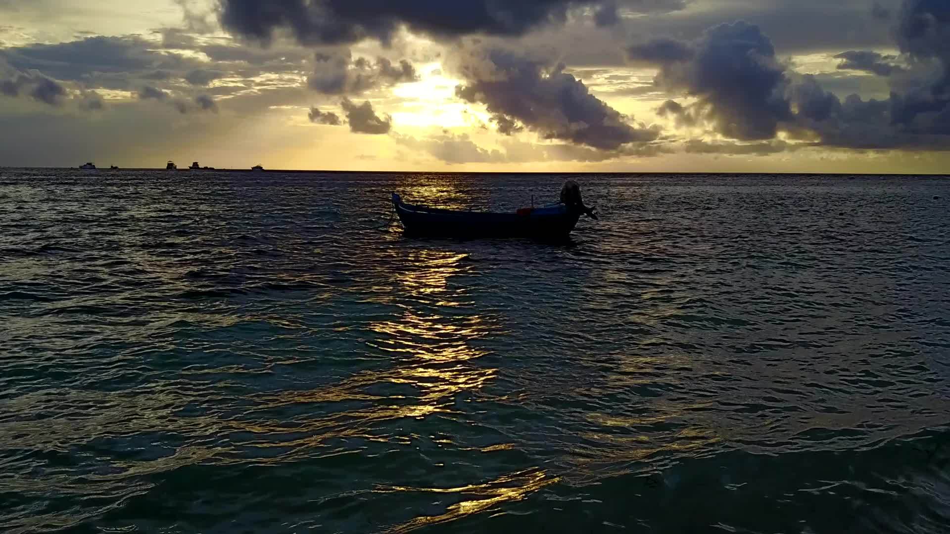 热带海岸海滩在蓝水和日出后的白色沙滩为背景在夏季中断视频的预览图
