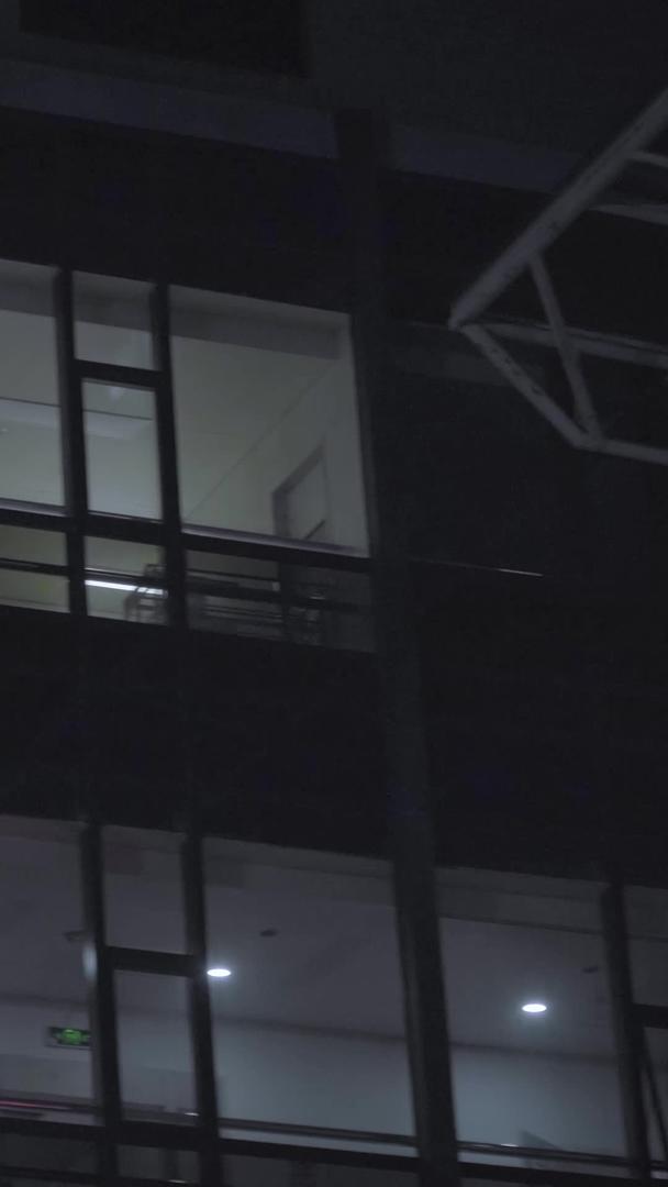 深夜医院住院部大楼空镜实拍视频的预览图