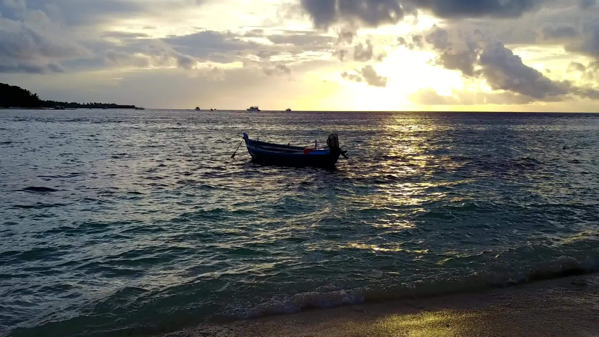 度假村附近的白色海滩背景水蓝色海水完美岛屿海滩海滩视频的预览图