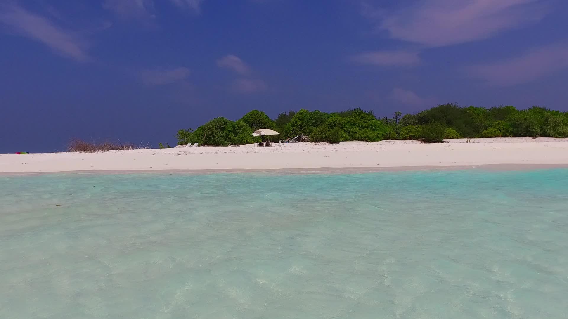 热带沿海海滩的浪漫风景视频的预览图