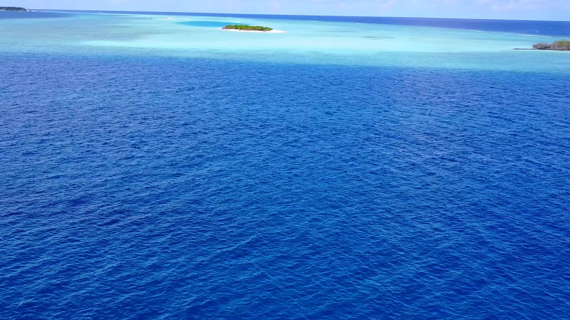 探索热带旅游海滩清洁浅水和阳光下的海滩背景视频的预览图