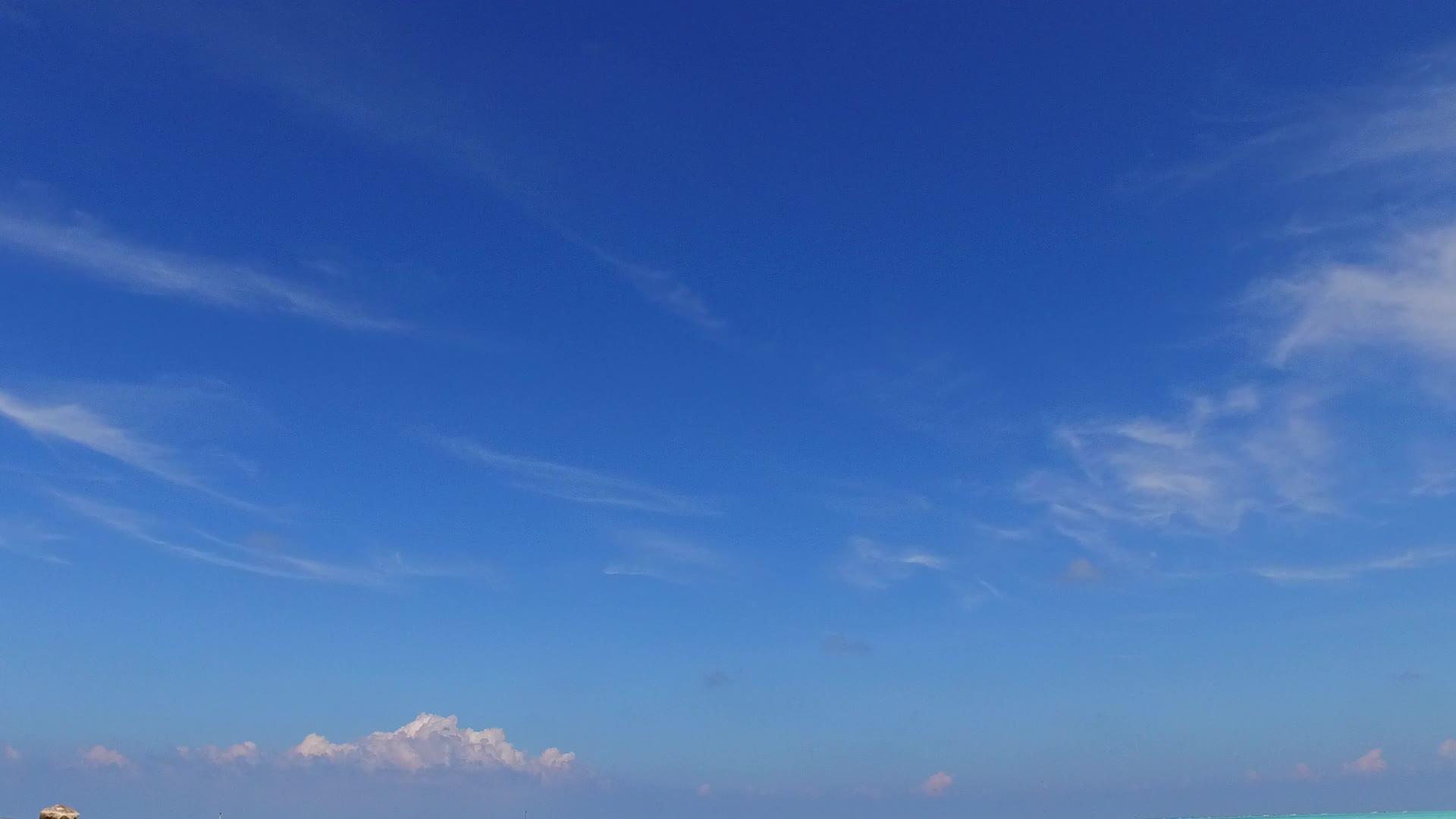 日出后蓝色的海洋田园诗般的海滩生活方式白色的沙滩背景视频的预览图